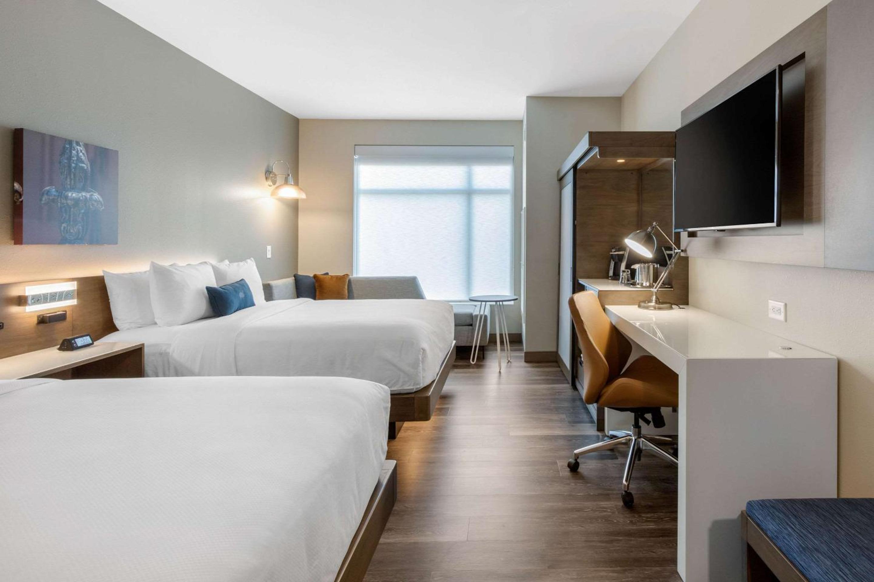 Queen Room with Two Queen Beds and Shower - Non-Smoking photo 2