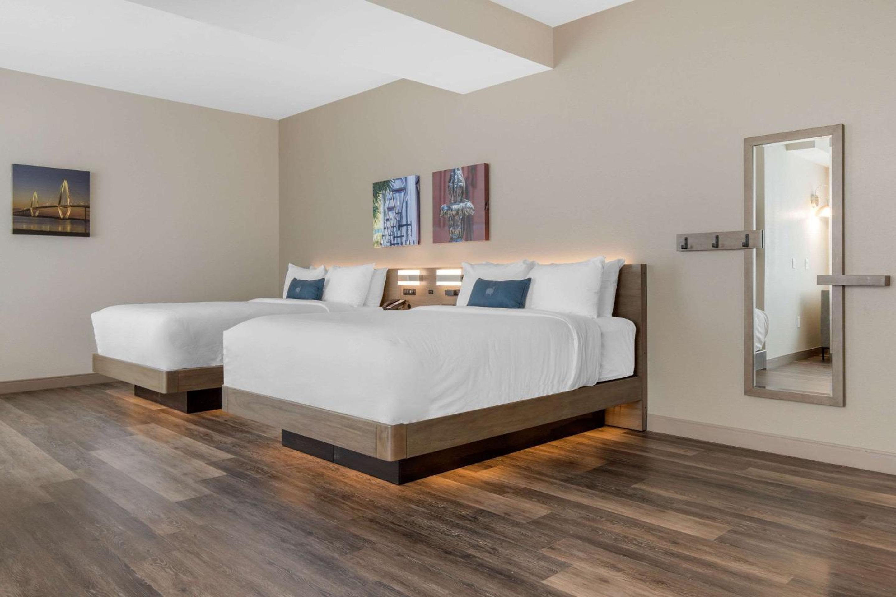 Queen Room with Two Queen Beds - Accessible/Non-Smoking  photo 2