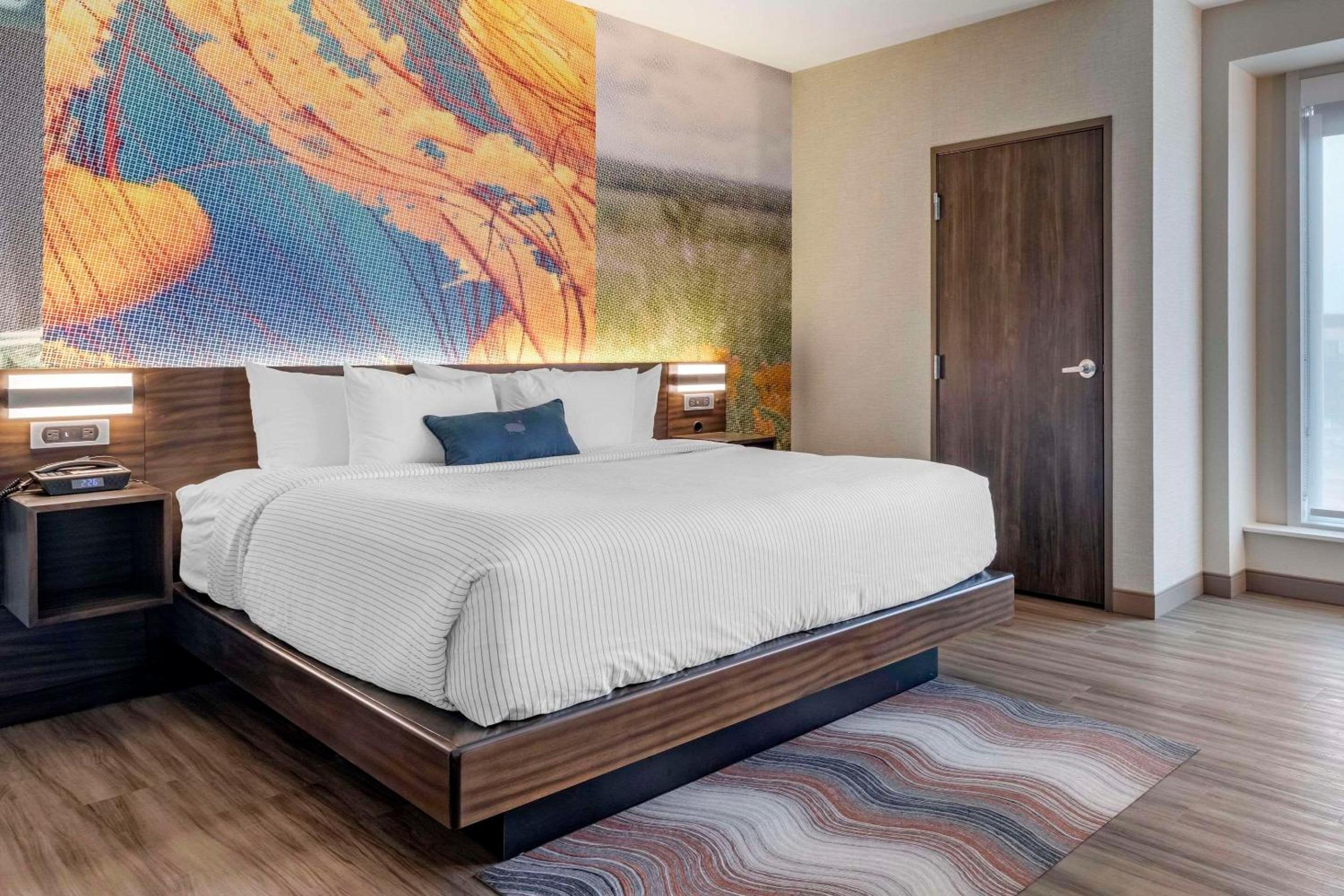 One-Bedroom King Suite - Non-Smoking
