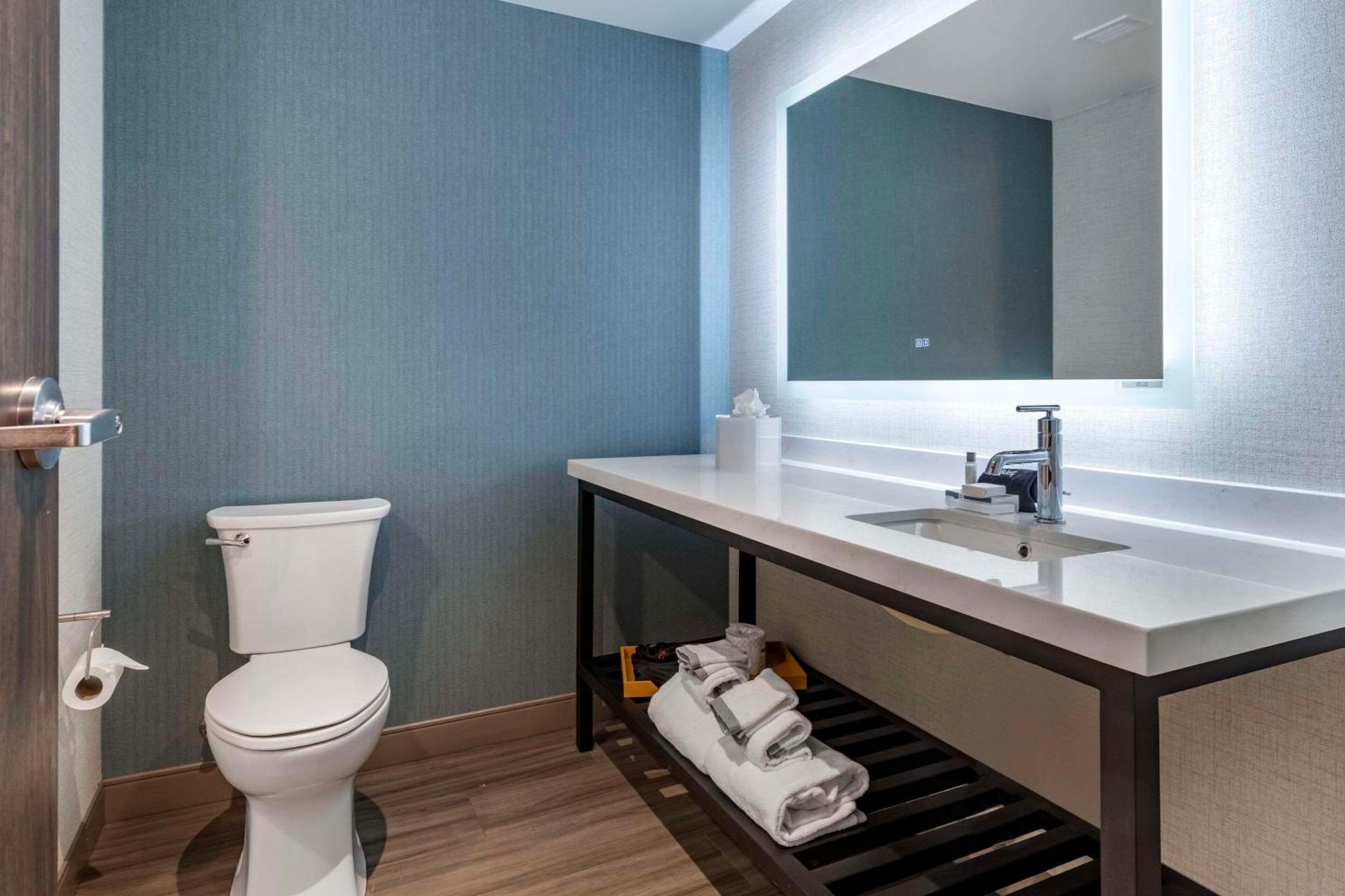 One-Bedroom King Suite - Non-Smoking - Photo 6