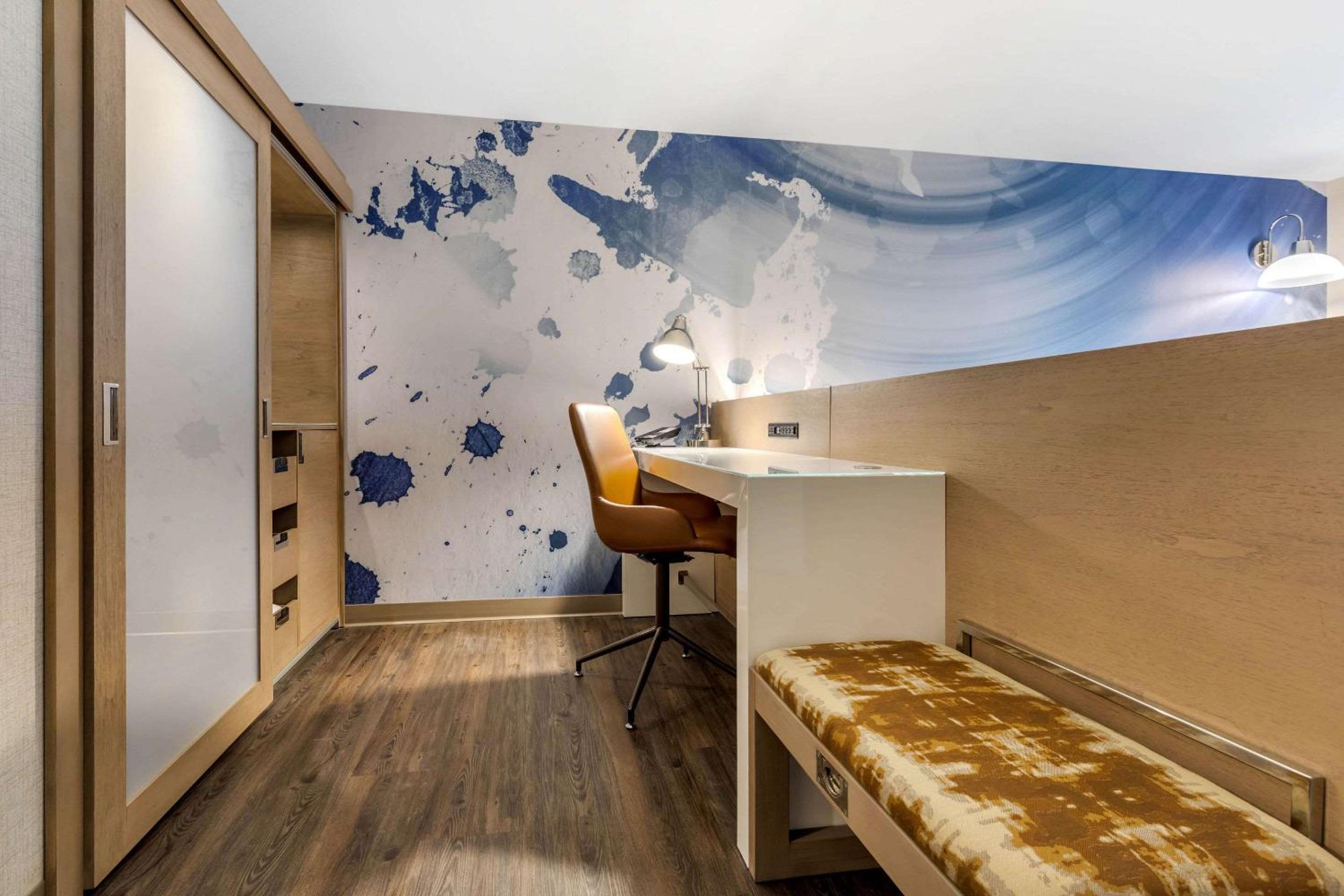 King Room - Non-Smoking - Photo 10