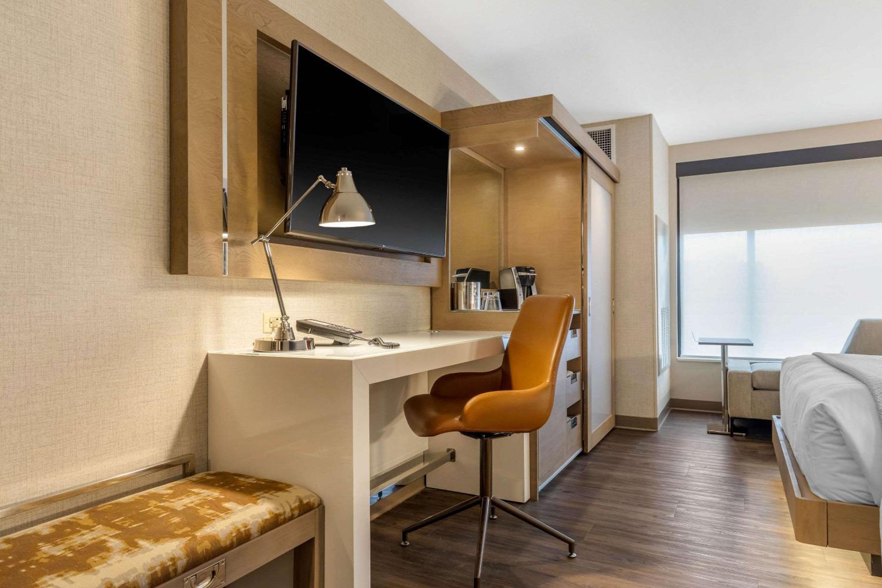 Queen Room with Two Queen Beds - Non-Smoking - Photo 9