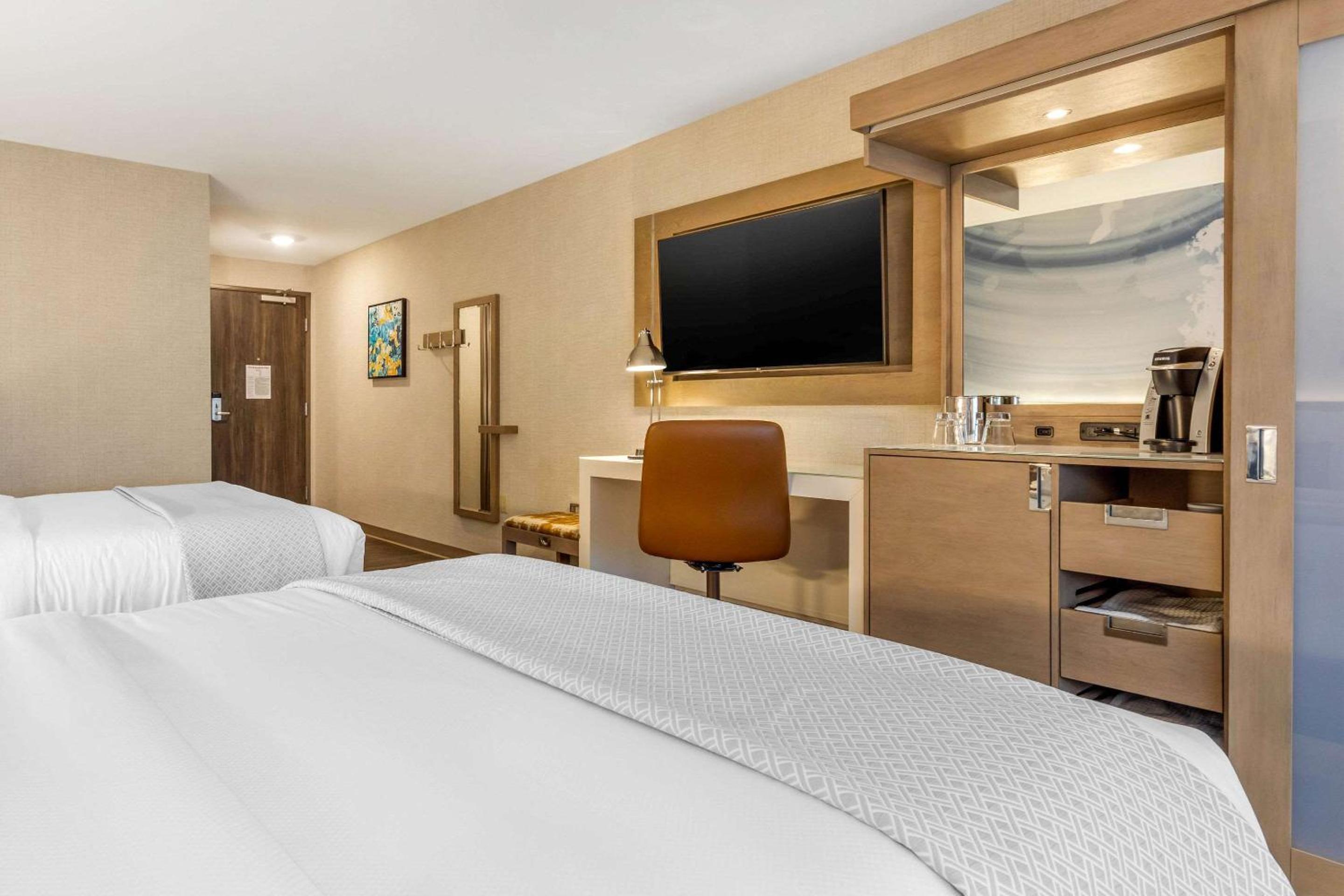 Queen Room with Two Queen Beds - Non-Smoking - Photo 2