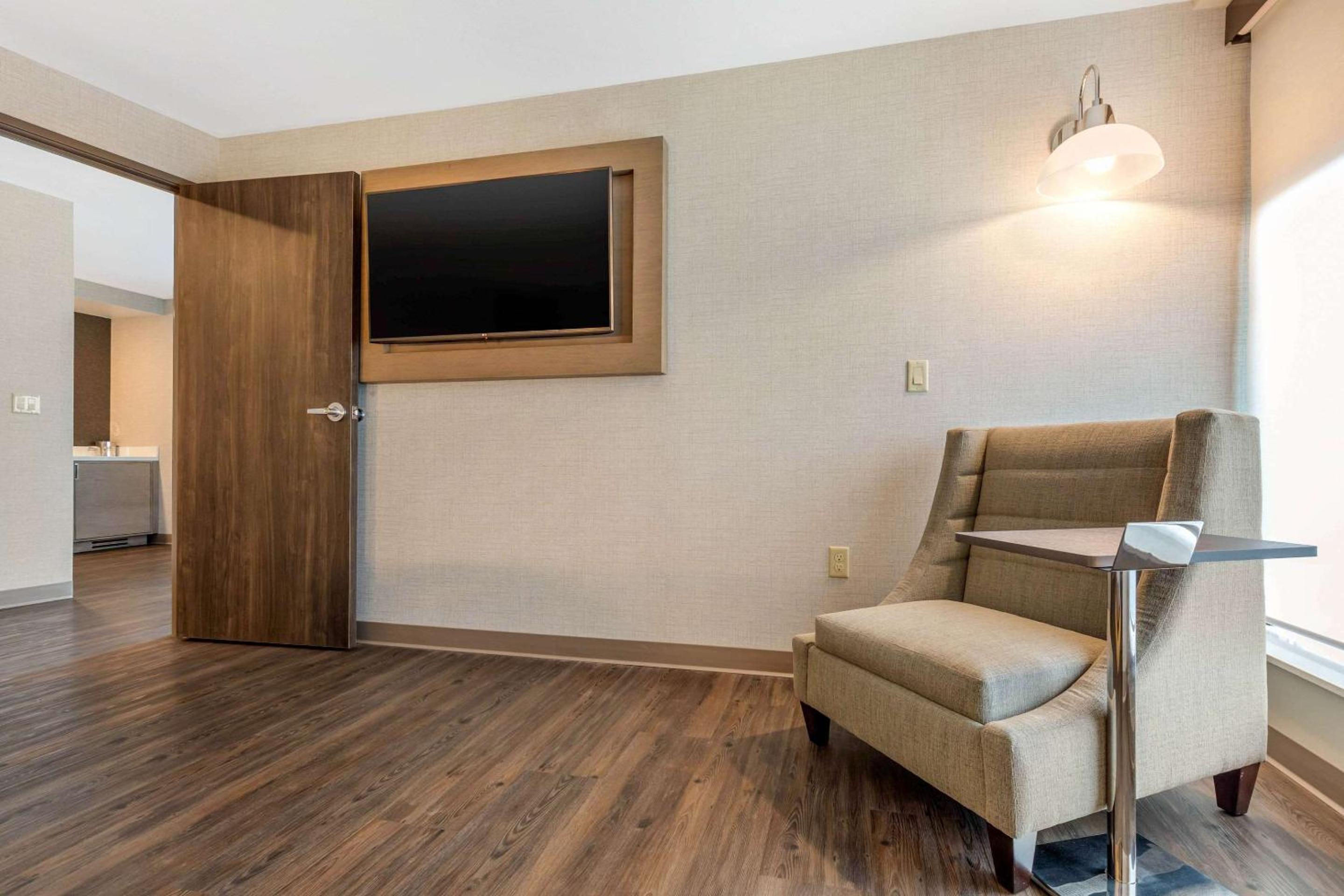 King Suite - Non-Smoking - Photo 10