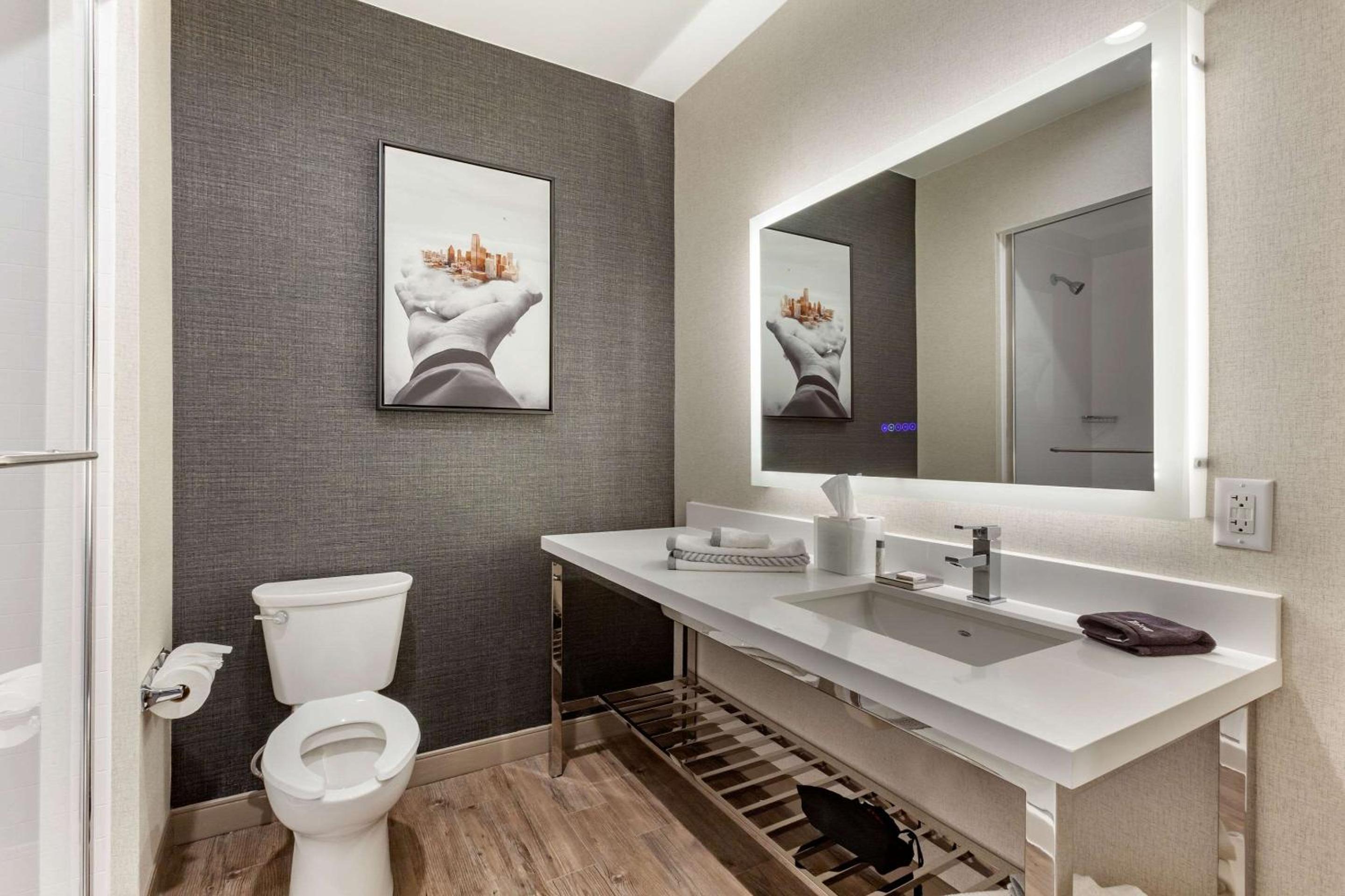 King Room - Non-Smoking - Photo 3
