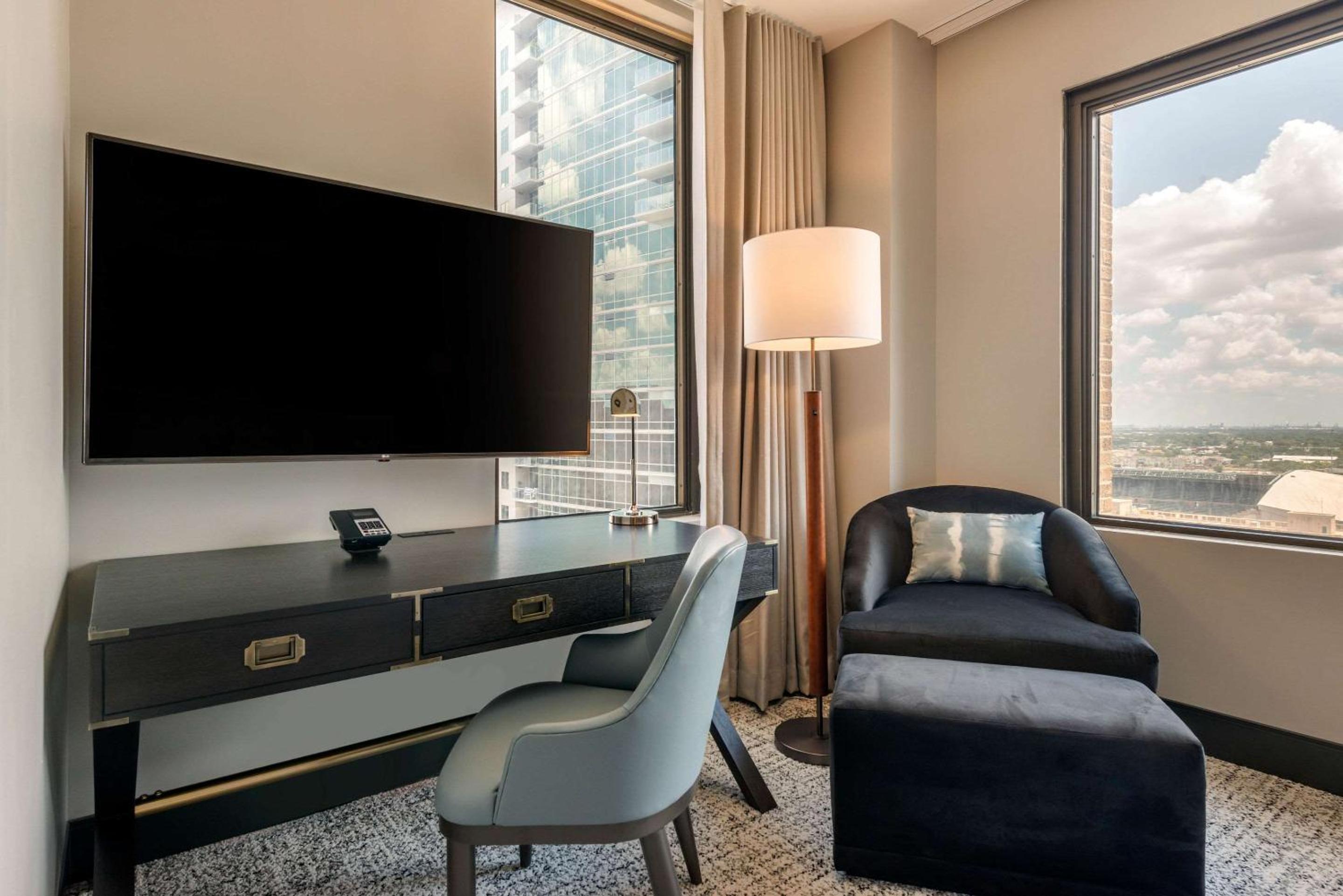 King Room with City View - Non-Smoking - Photo 3