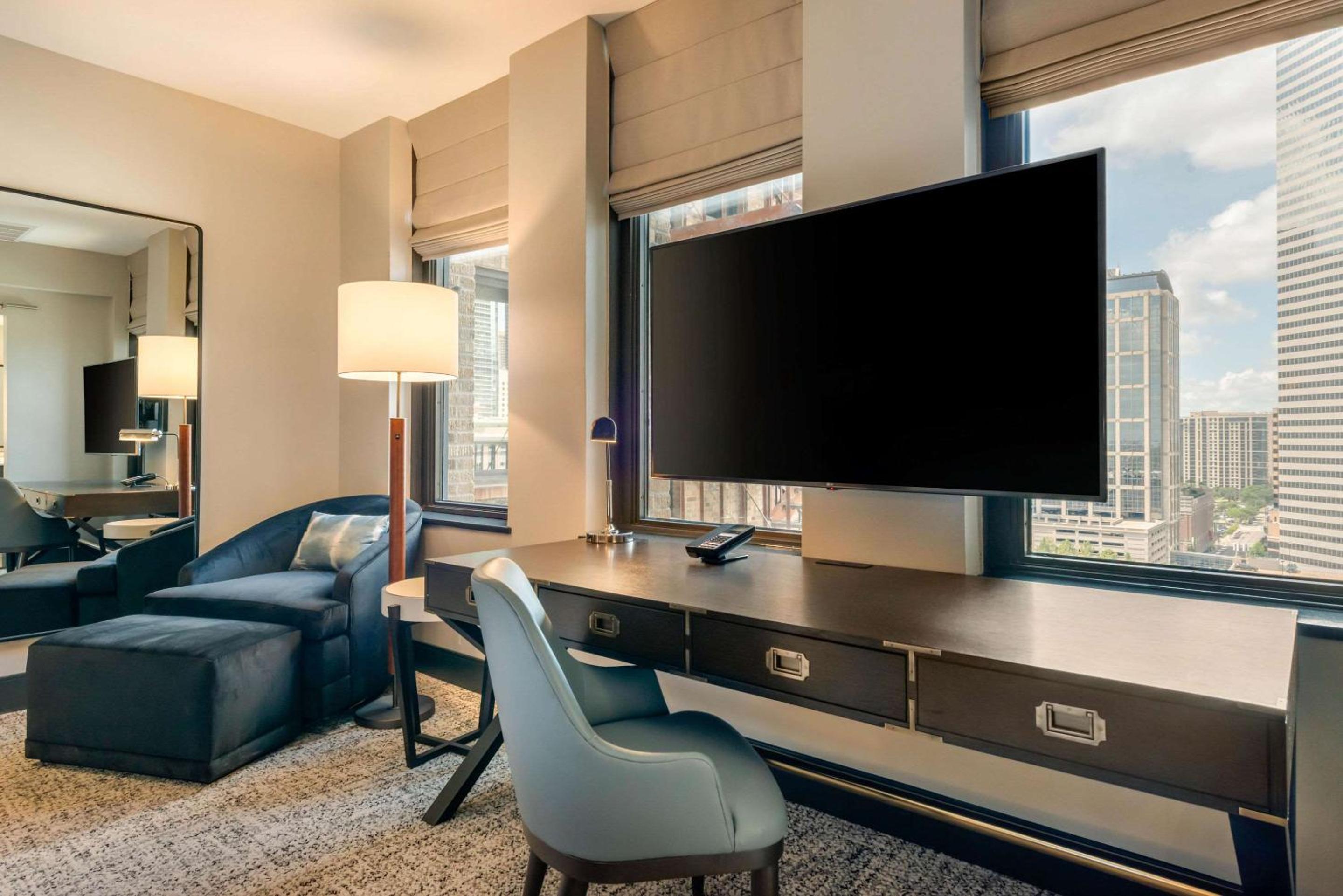 King Room with City View - Mobility Accessible/Non-Smoking - Photo 7