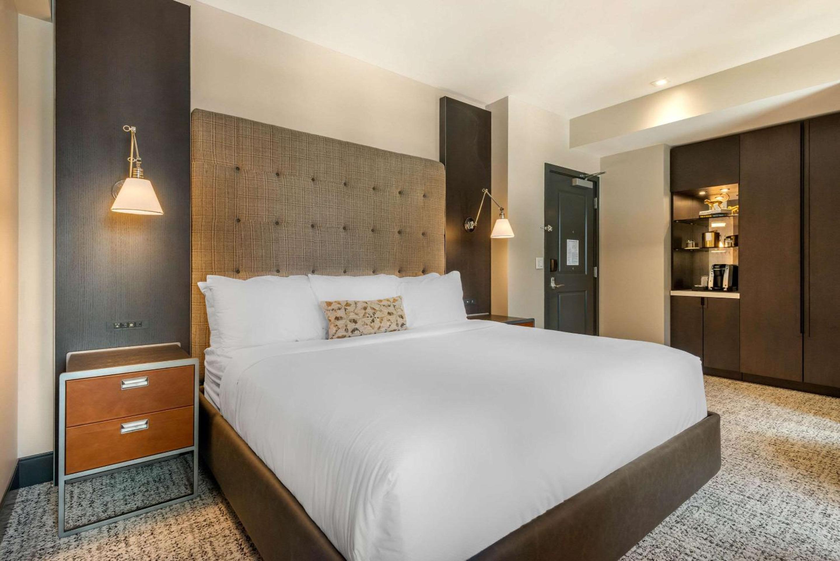 King Room with City View - Mobility Accessible/Non-Smoking - Photo 8