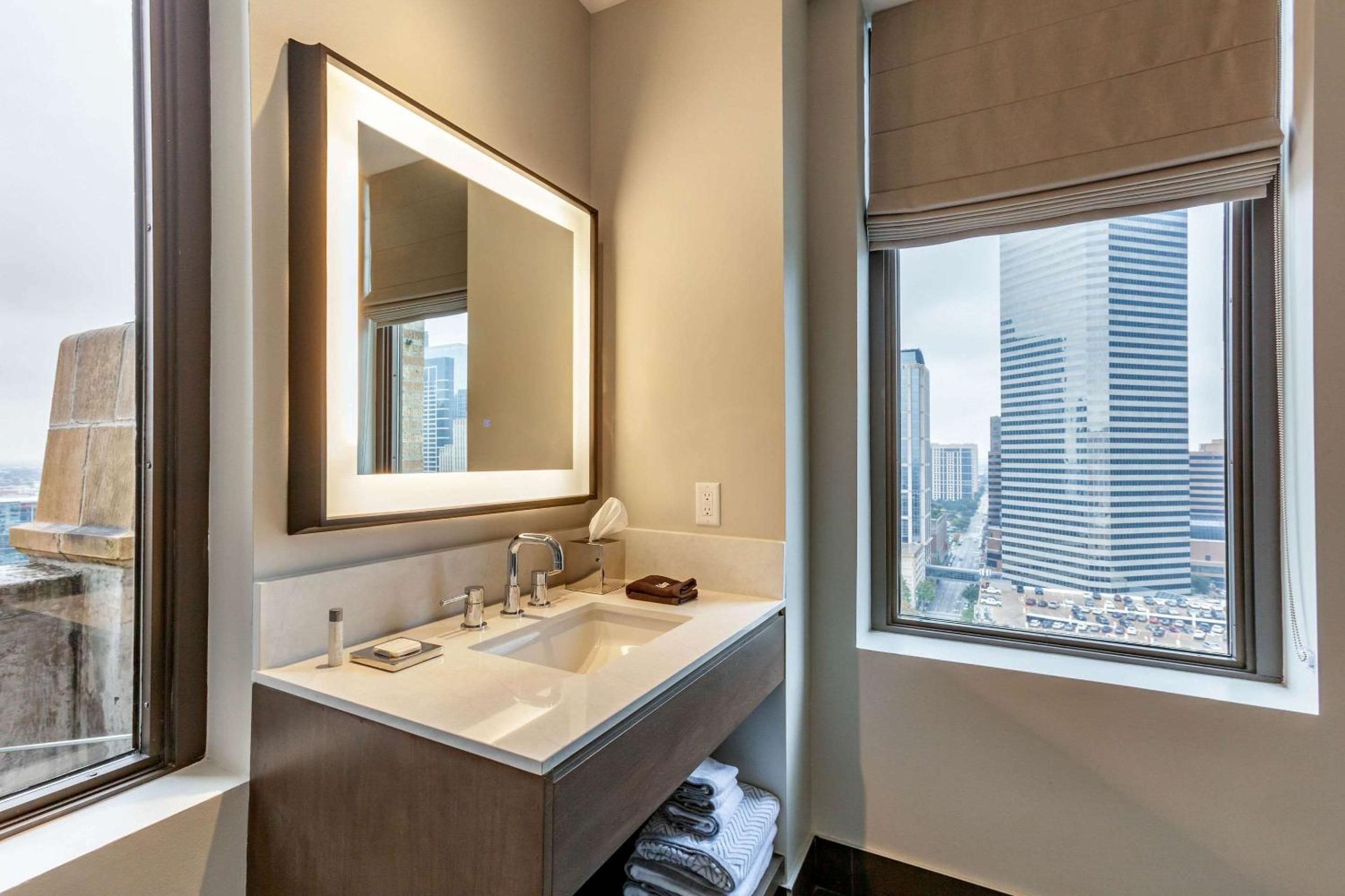 King Suite - Non-Smoking - Photo 6