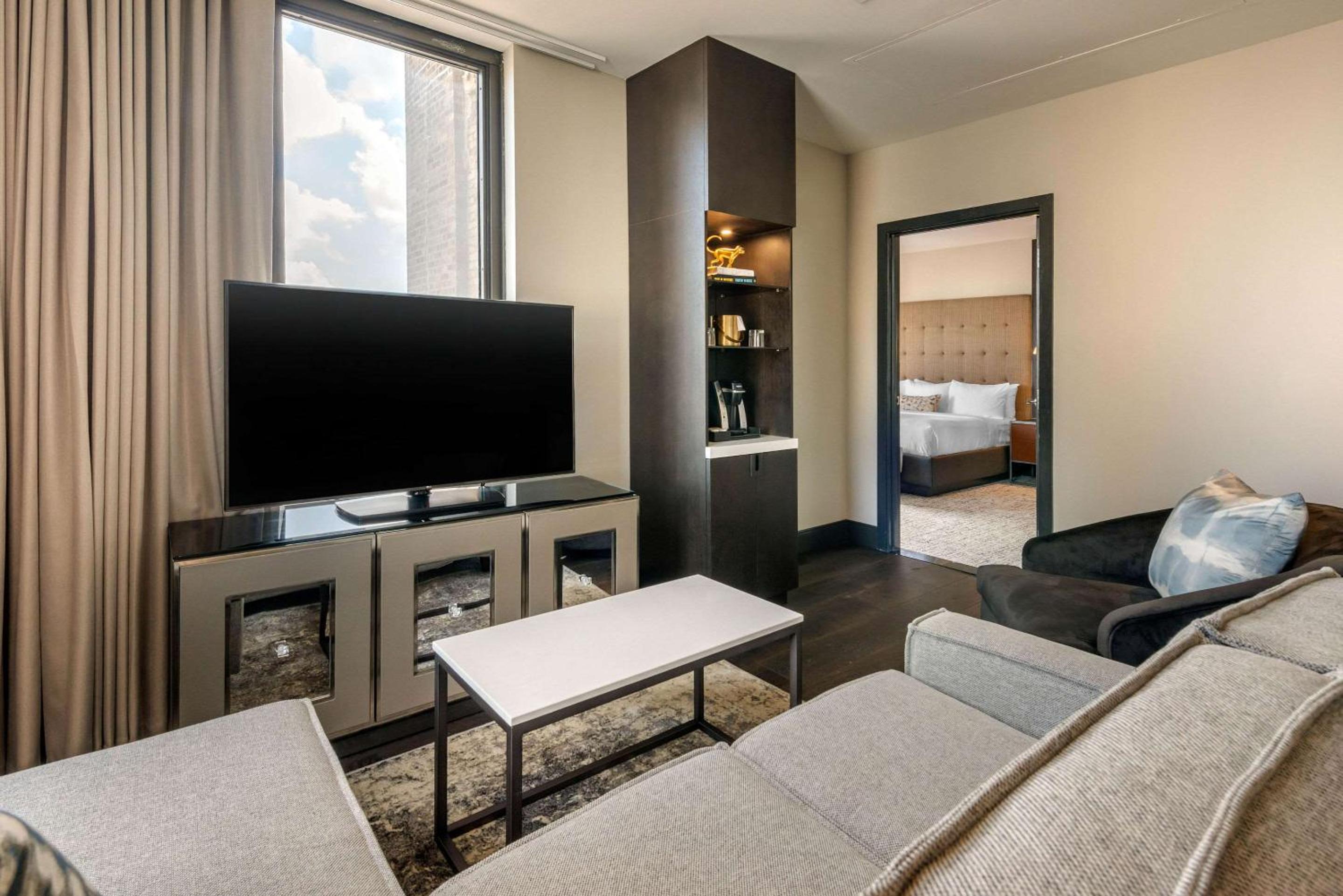 King Suite with City View - Mobility Accessible/Non-Smoking - Photo 6