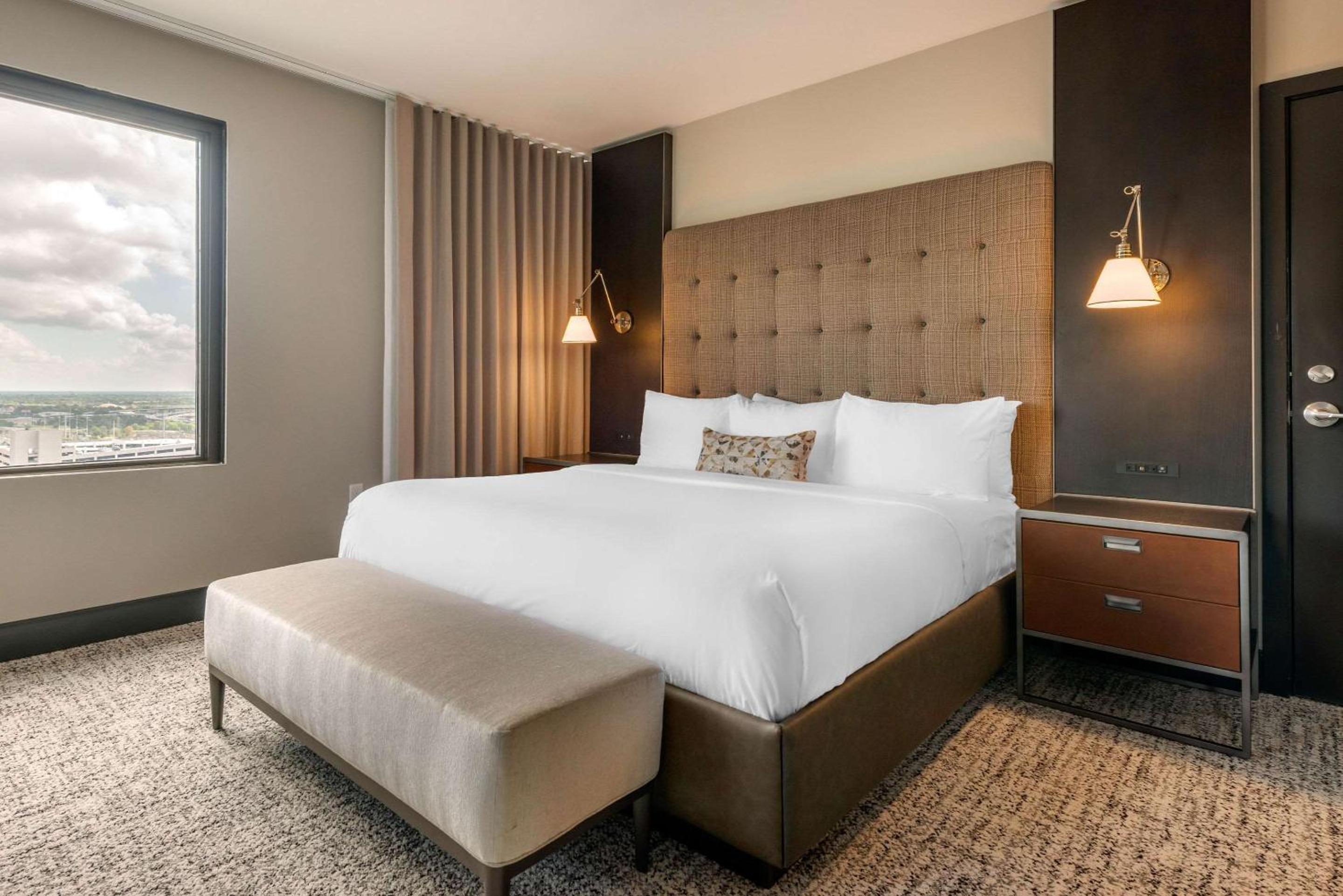 King Suite with City View - Mobility Accessible/Non-Smoking - Photo 5