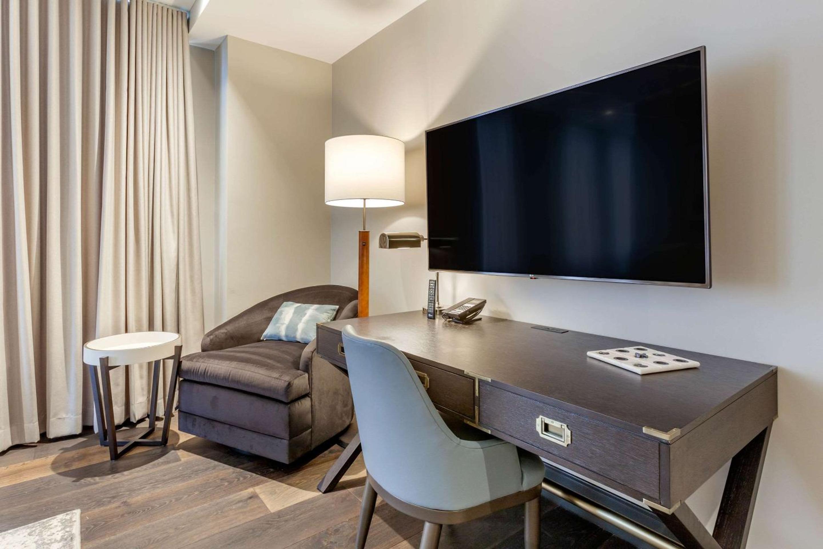 King Suite - Non-Smoking - Photo 10