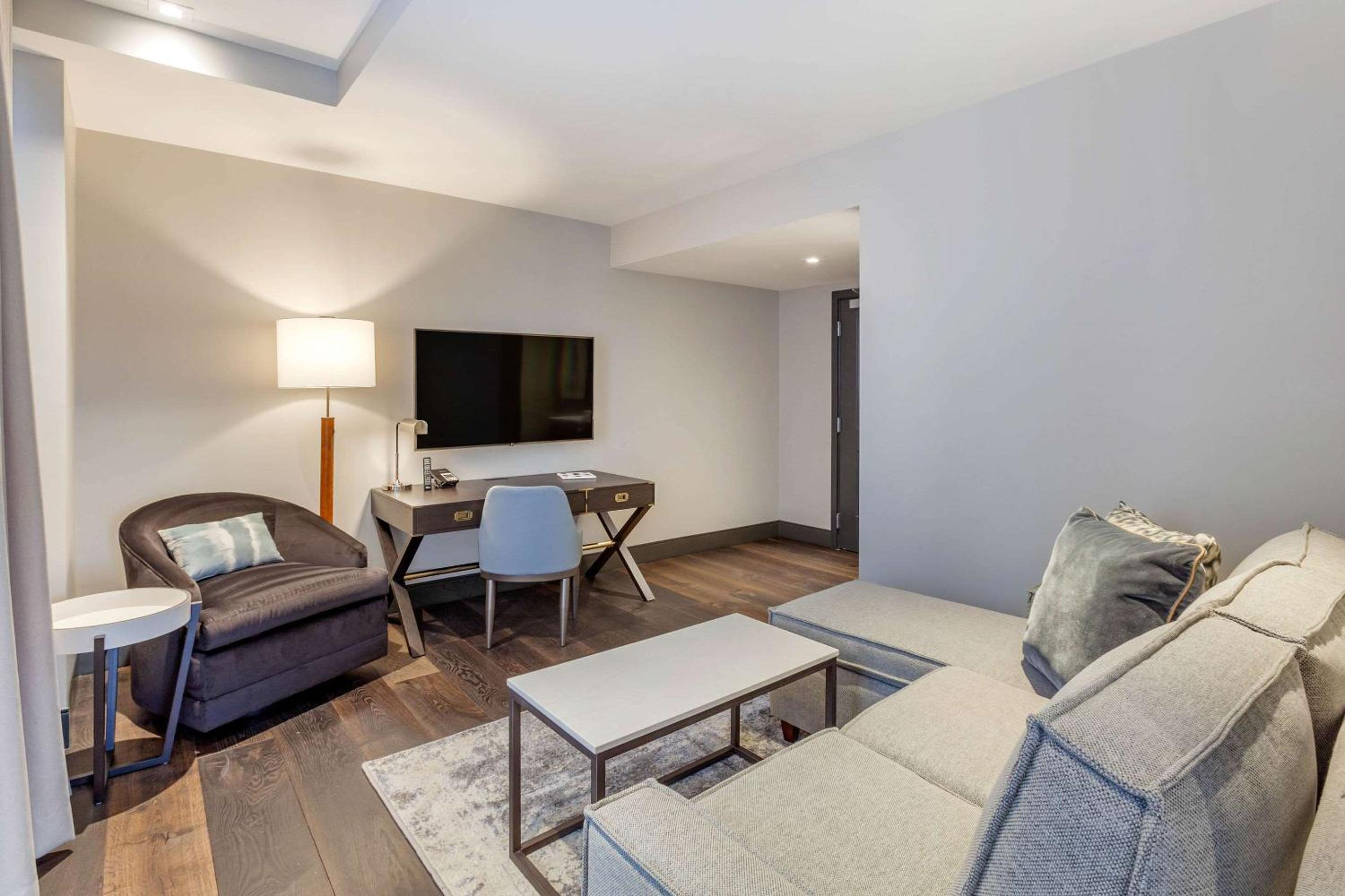 King Suite - Non-Smoking - Photo 3