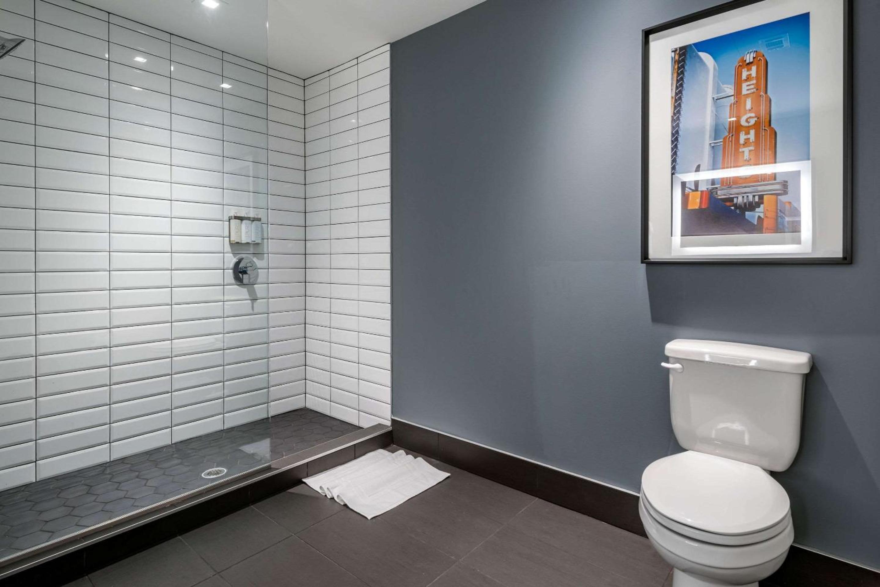 King Suite with City View - Mobility Accessible/Non-Smoking - Photo 4