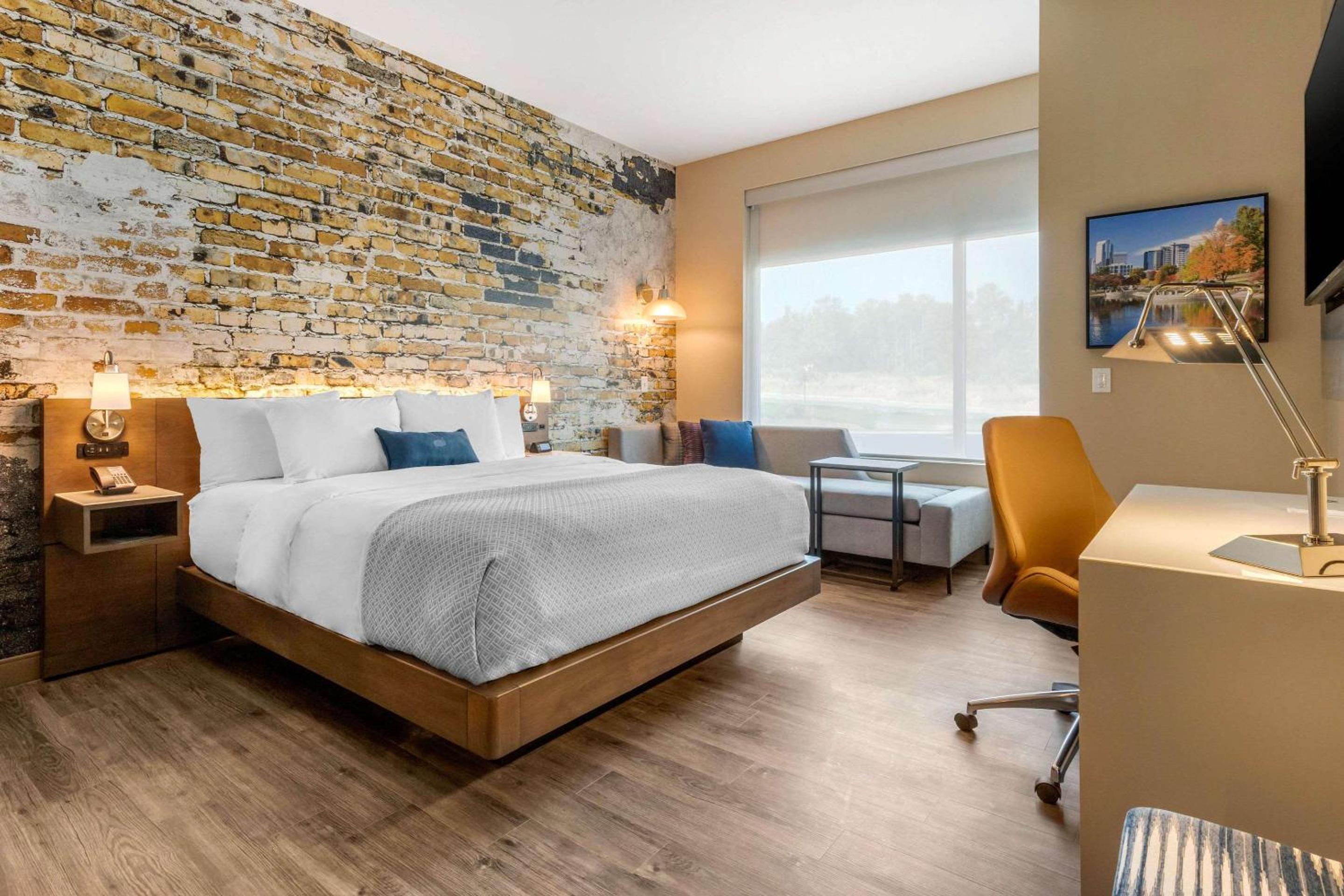 King Room with Roll-In Shower - Accessible/Non-Smoking - Photo 2