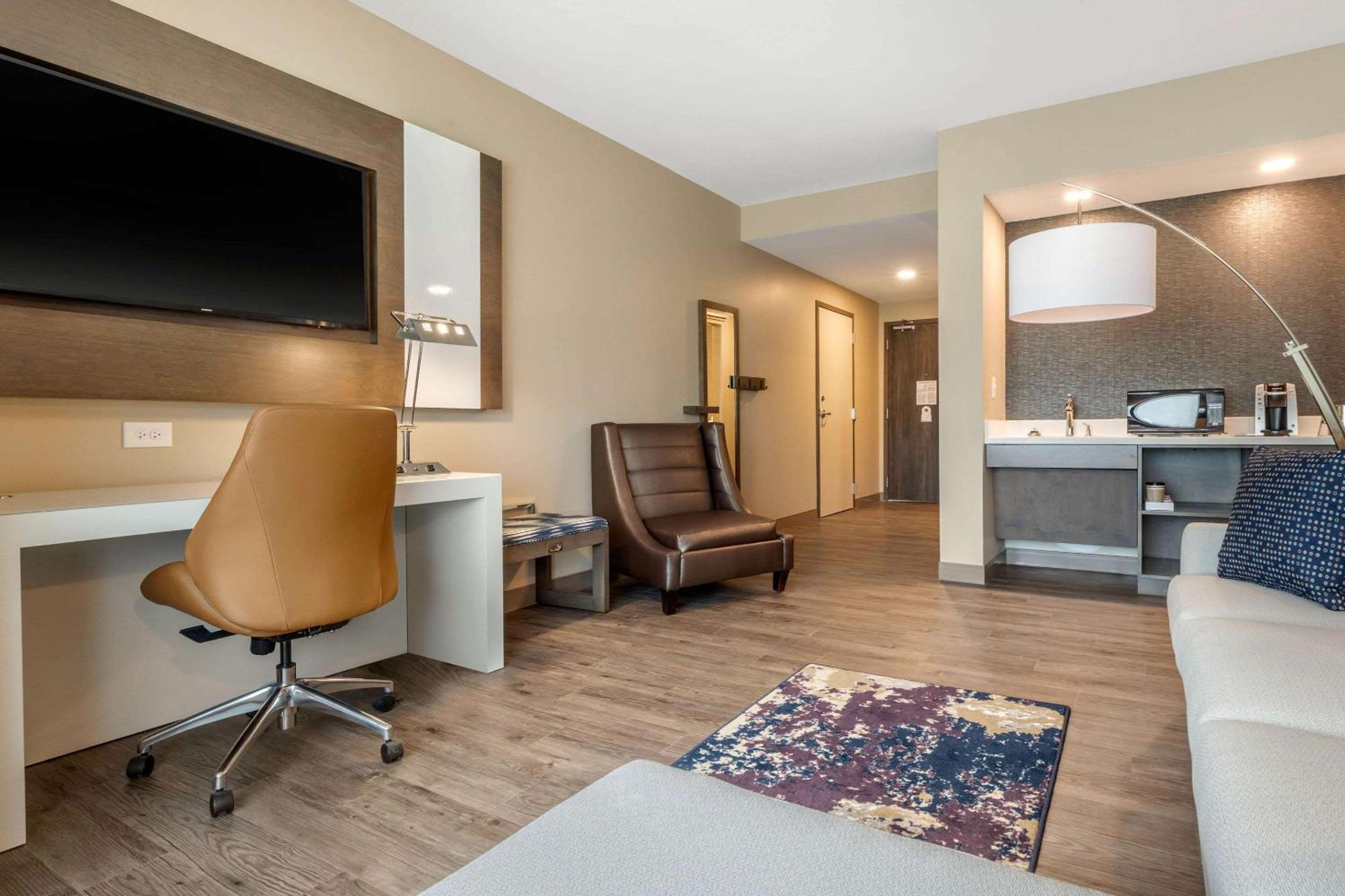 King Suite with Sofa bed - Disability Access/Non Smoking - Photo 4