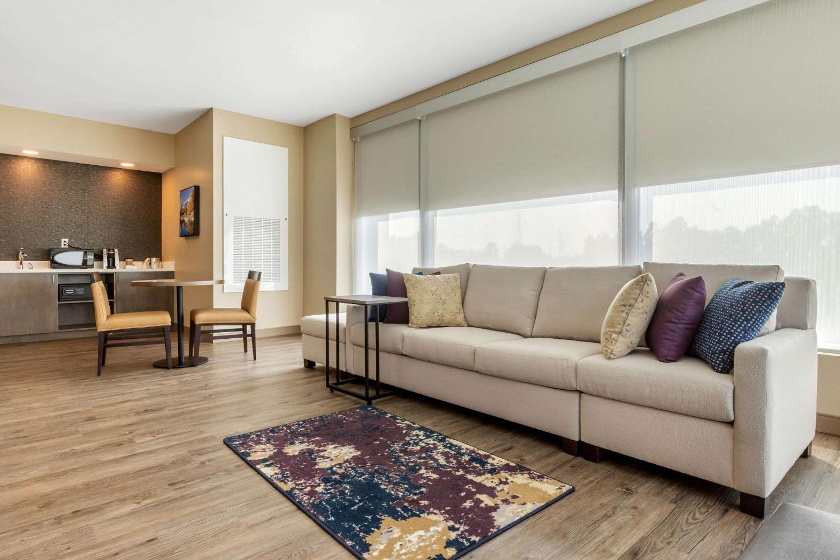 King Suite with Sofa bed - Disability Access/Non Smoking - Photo 5