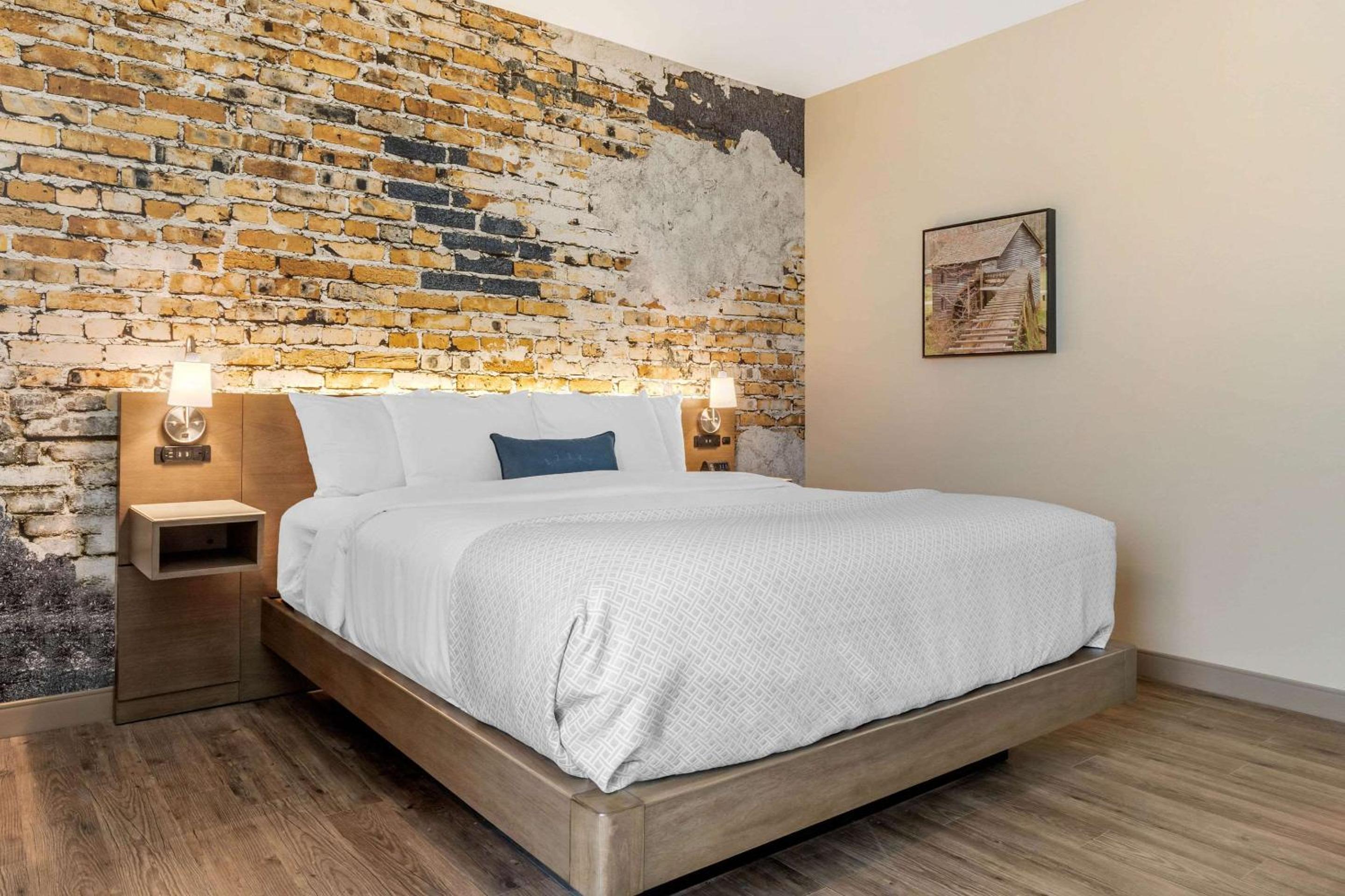 King Suite with Sofa bed - Disability Access/Non Smoking - Photo 6