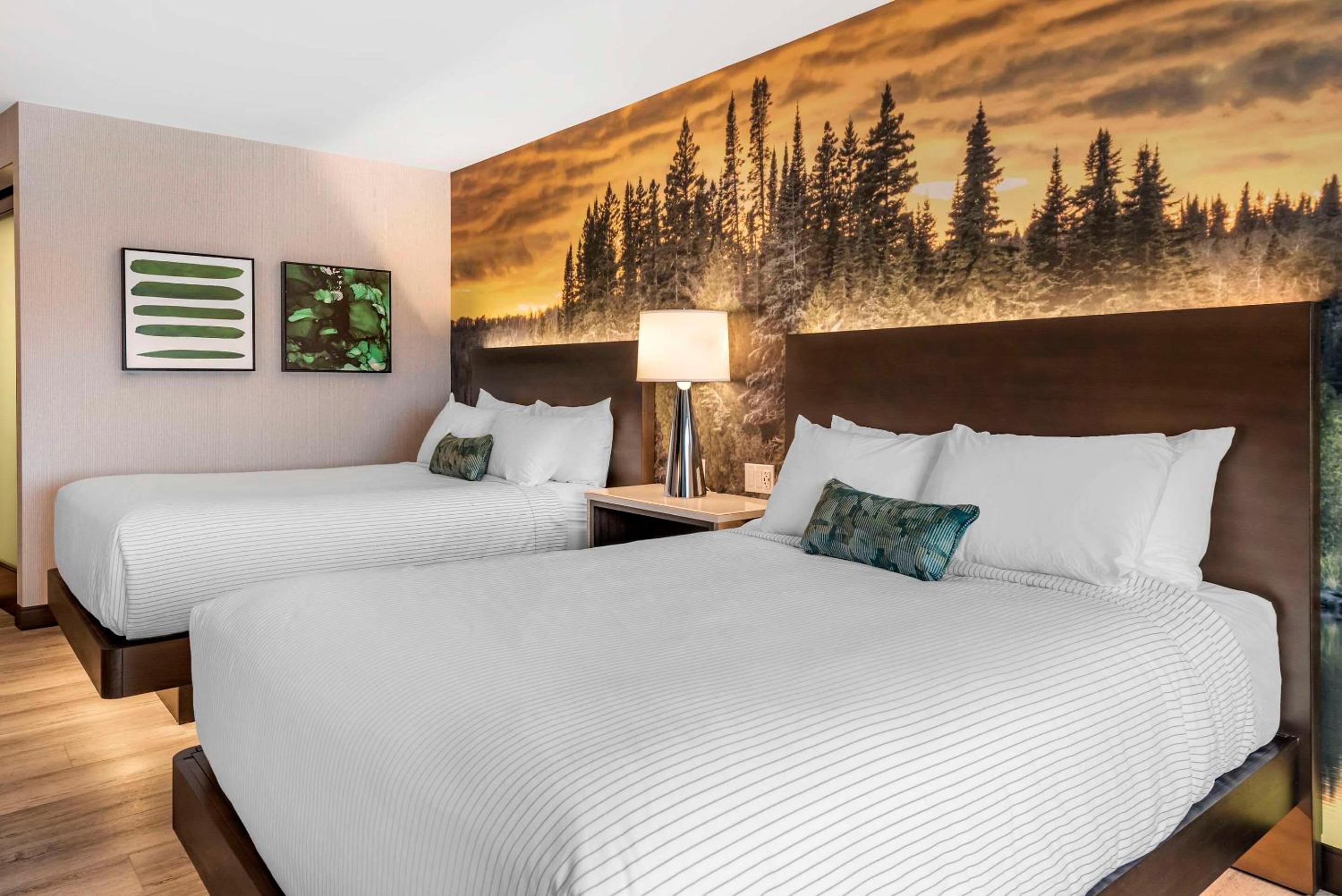 Queen Room with Two Queen Beds - Non-Smoking - Photo 4