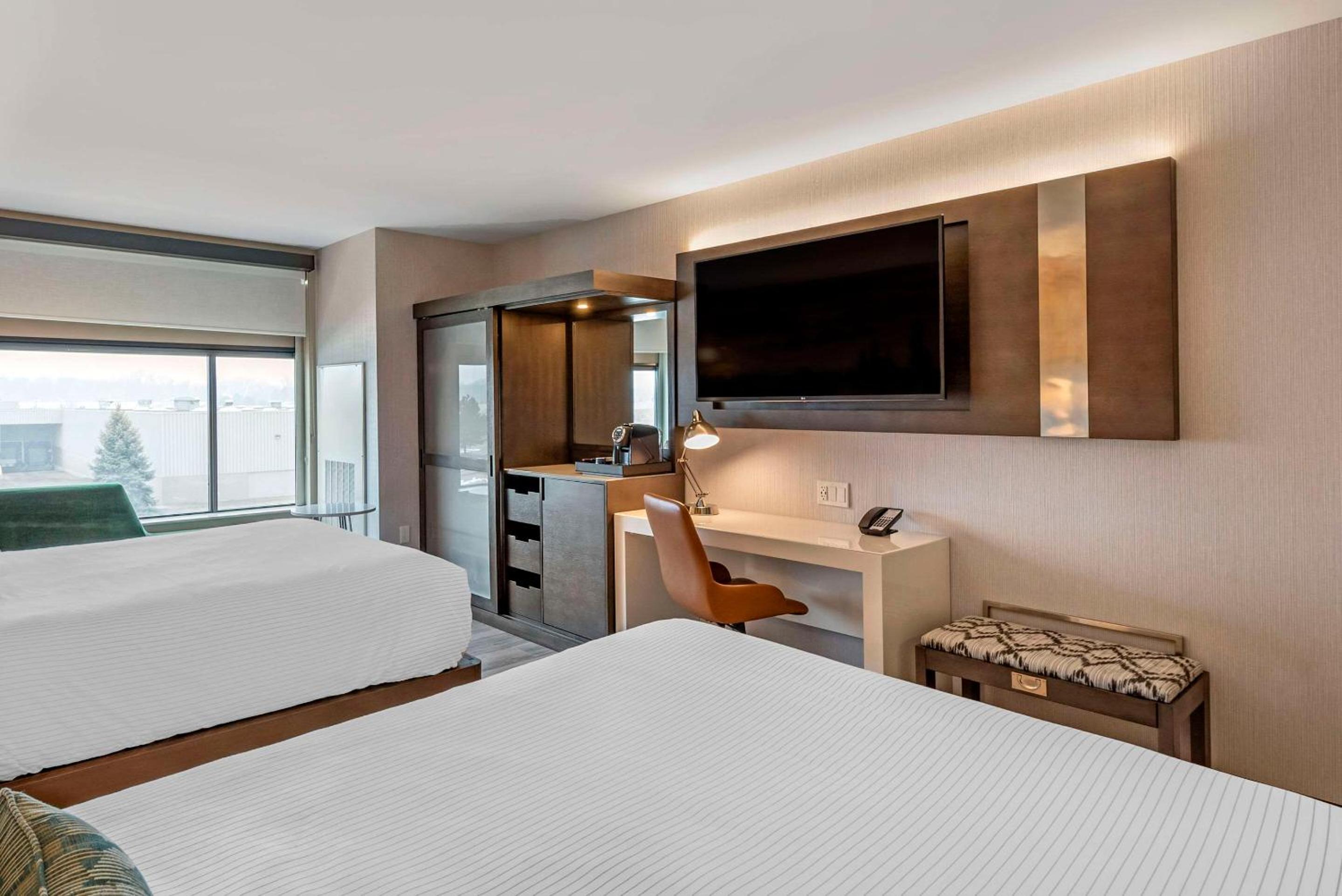 Queen Room with Two Queen Beds - Non-Smoking - Photo 8