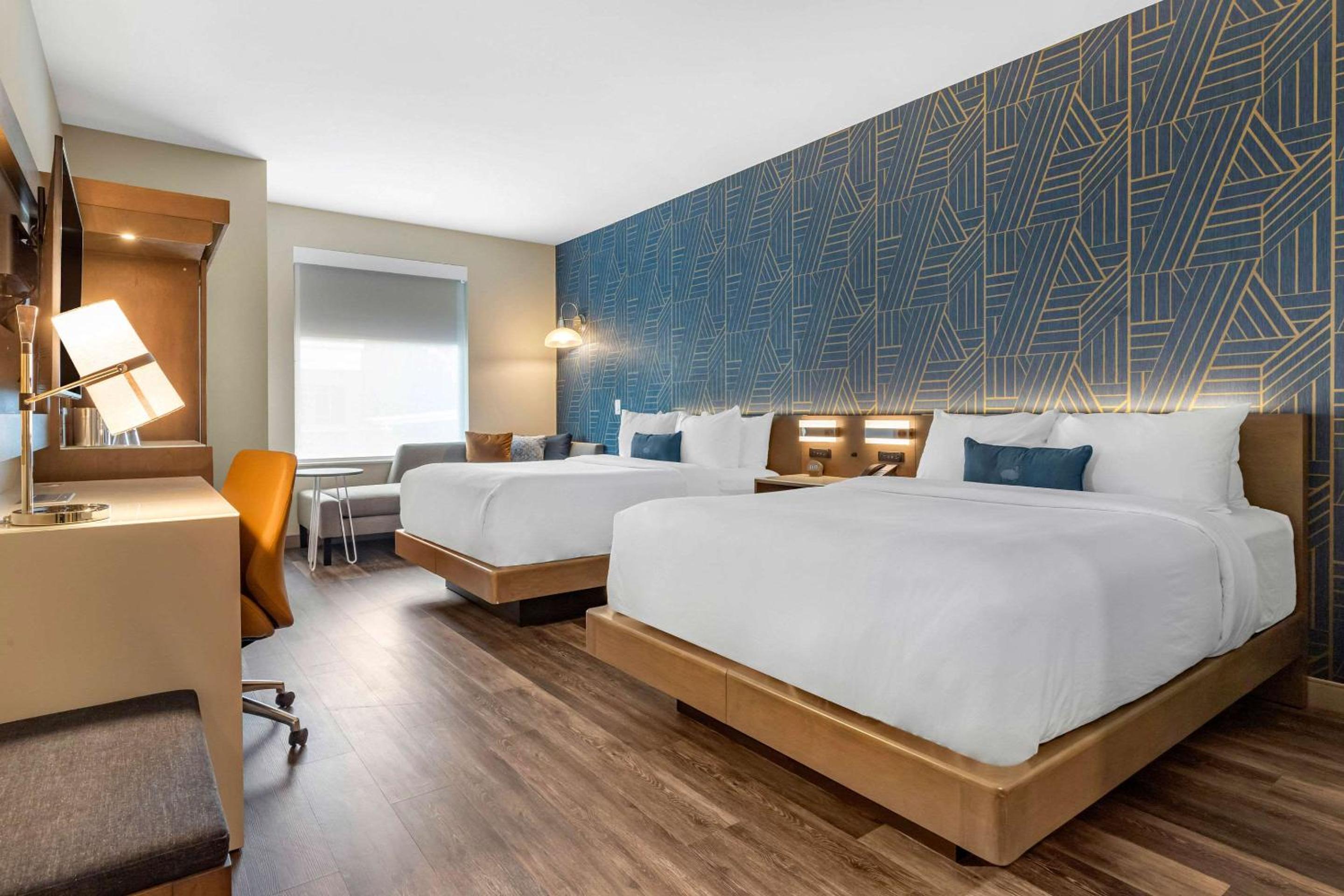 Standard Queen Room With Two Queen Beds - Non-Smoking - Photo 4