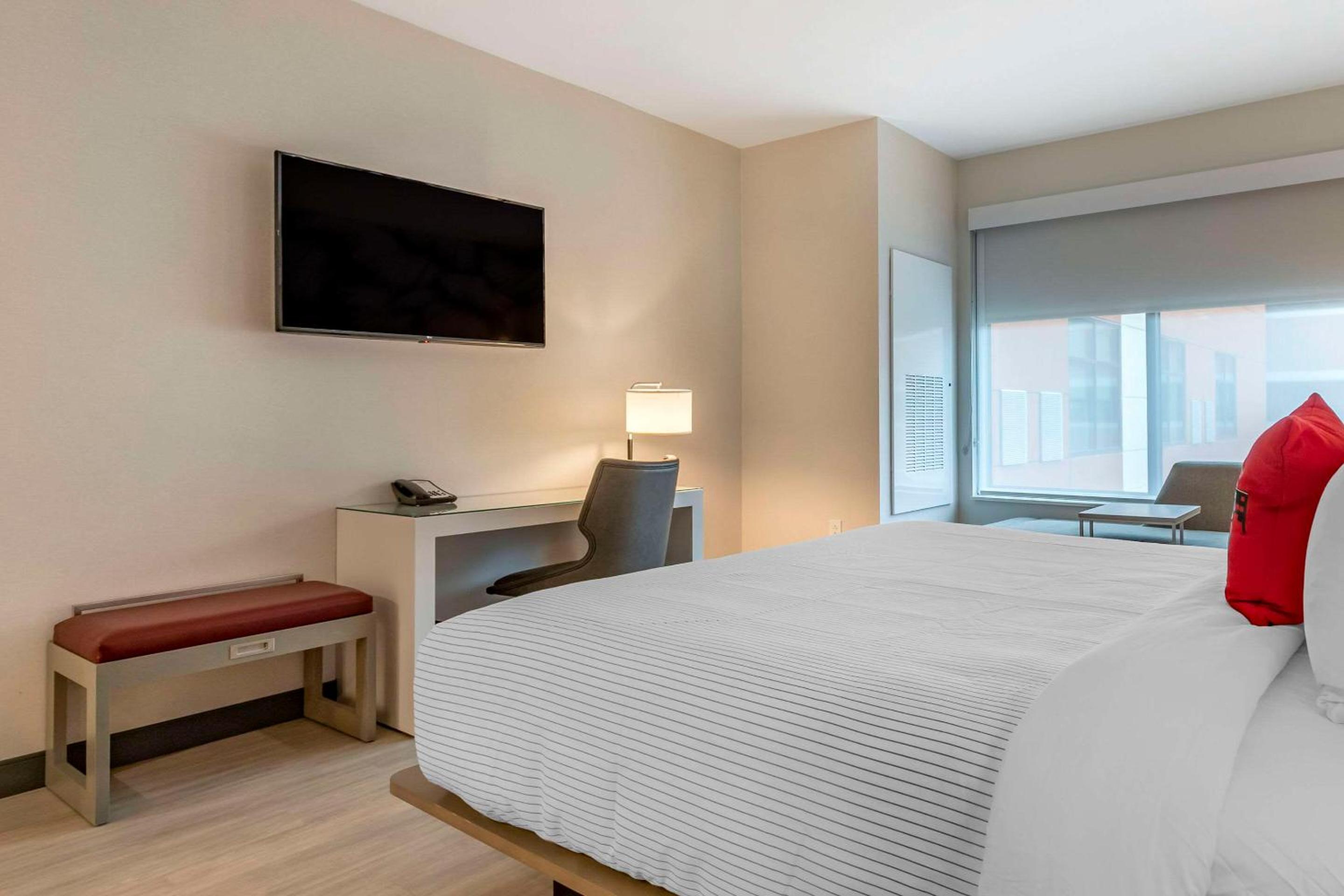 Standard King Room - Non-Smoking  - Photo 1