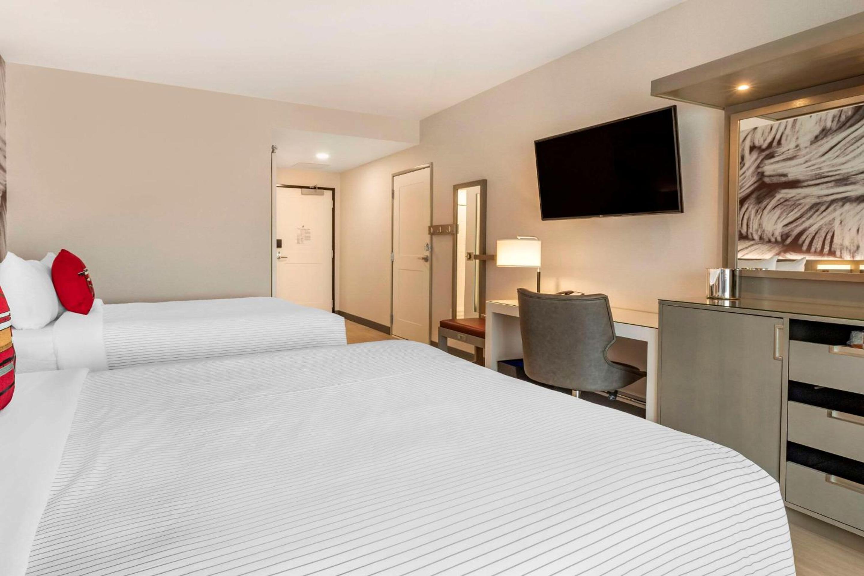 Standard Queen Room with Two Queen Beds - Non-Smoking - Photo 2