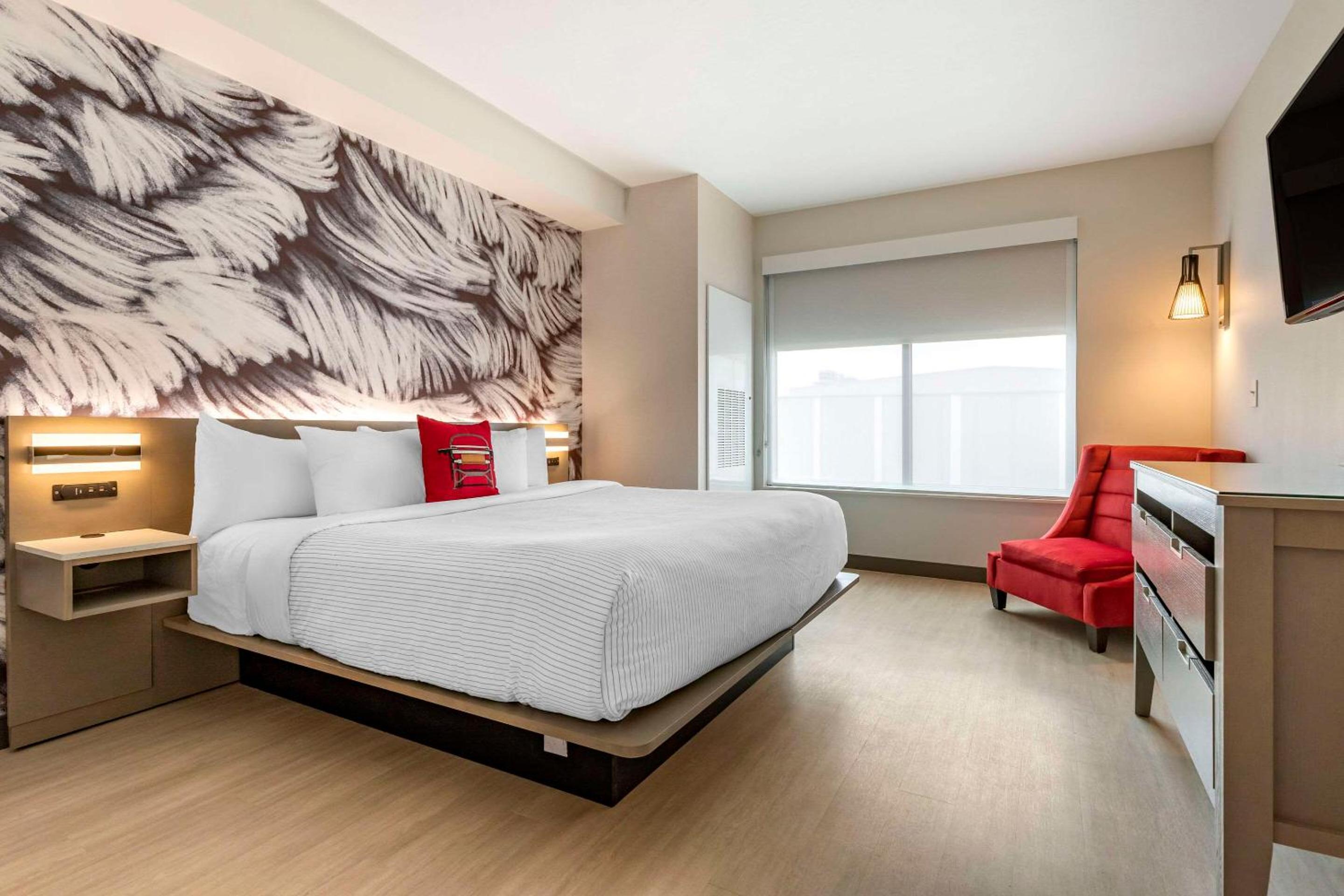 King Suite - Non-Smoking - Photo 1