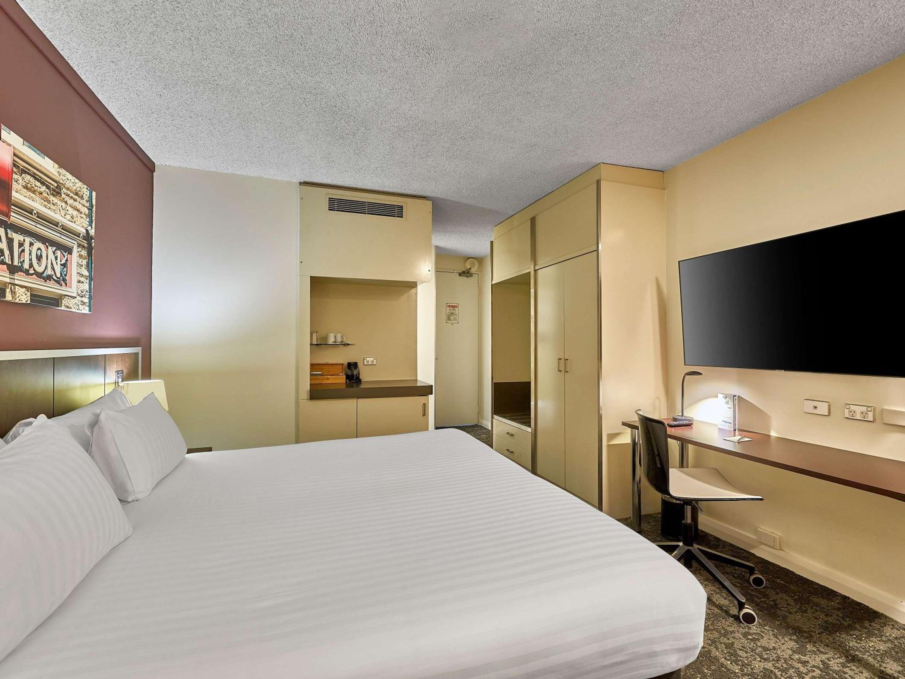 Deluxe King Room with Balcony - Photo 11