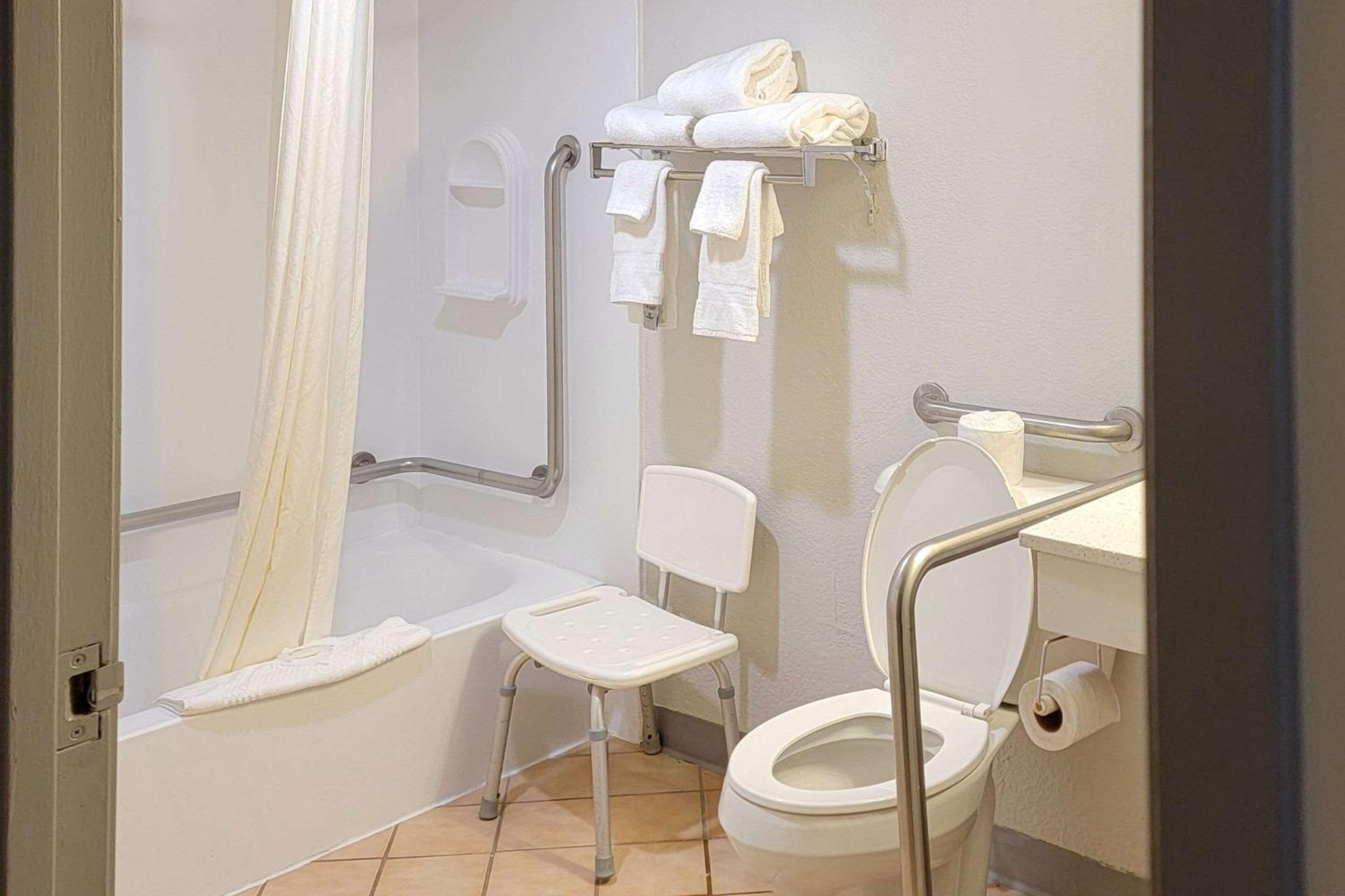 King Room with Tub - Disability Access/Non Smoking - Photo 2