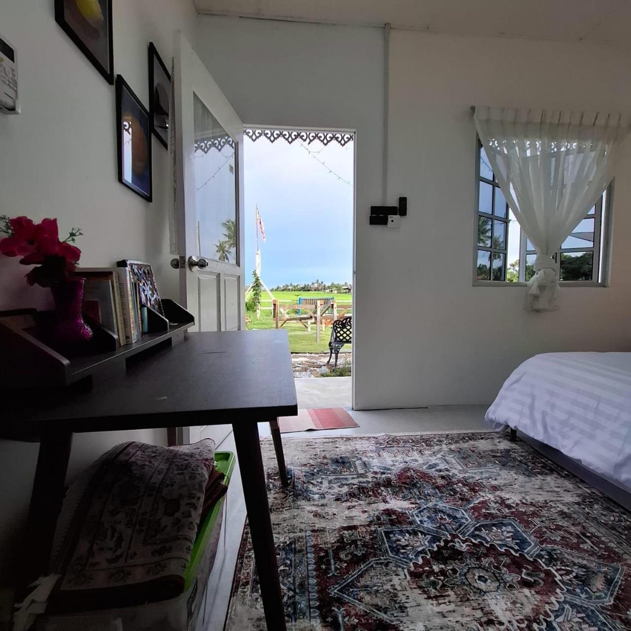 Family Room with Garden View photo 3