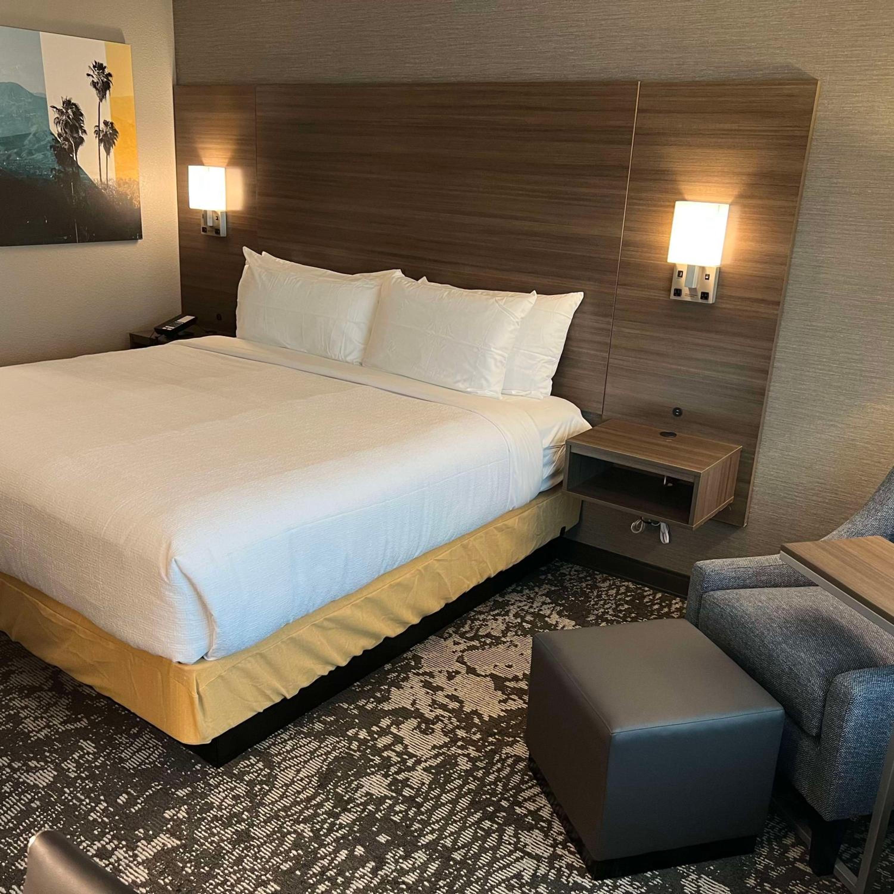 King Room - Non-Smoking - Photo 5