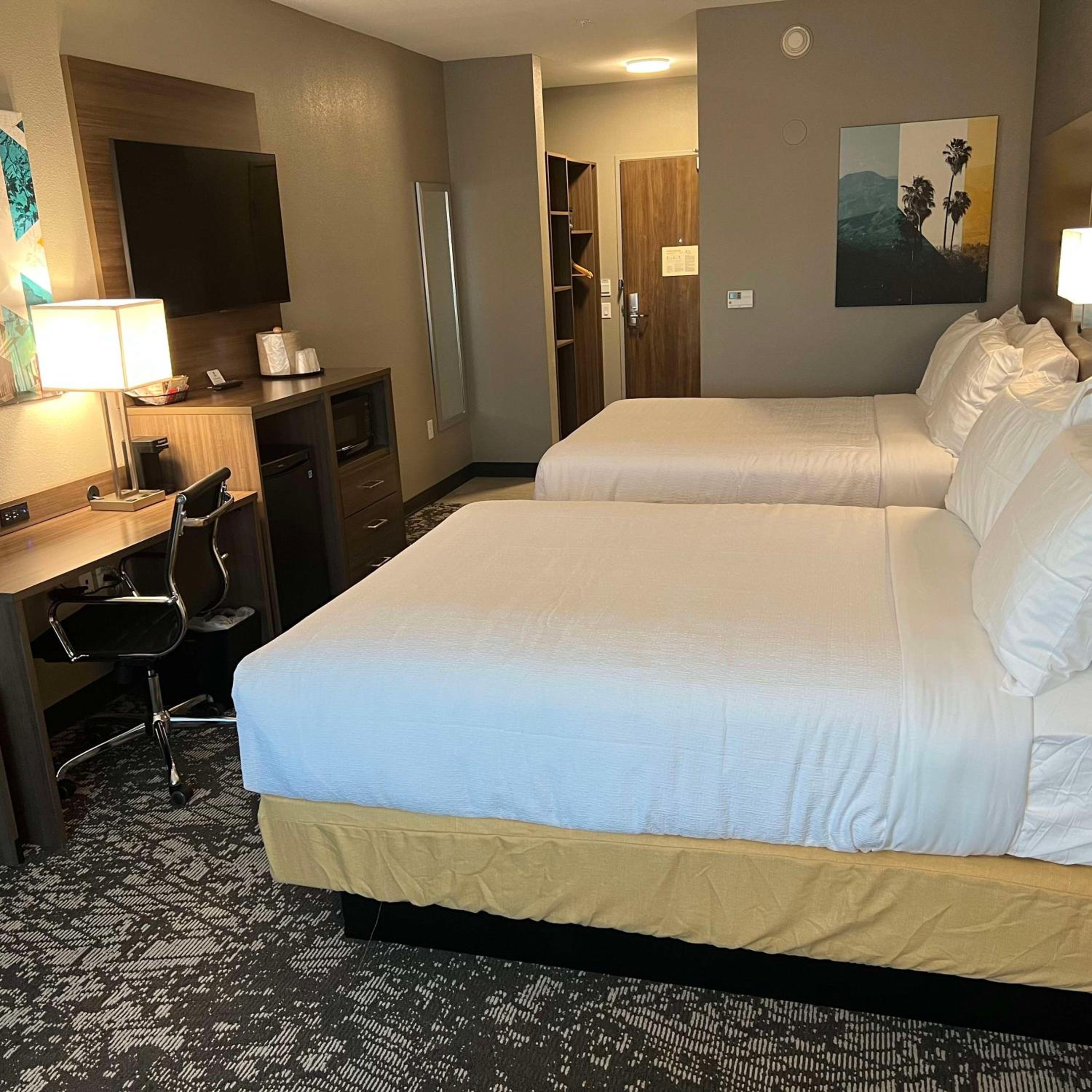 Queen Room with Two Queen Beds - Non-Smoking - Photo 1