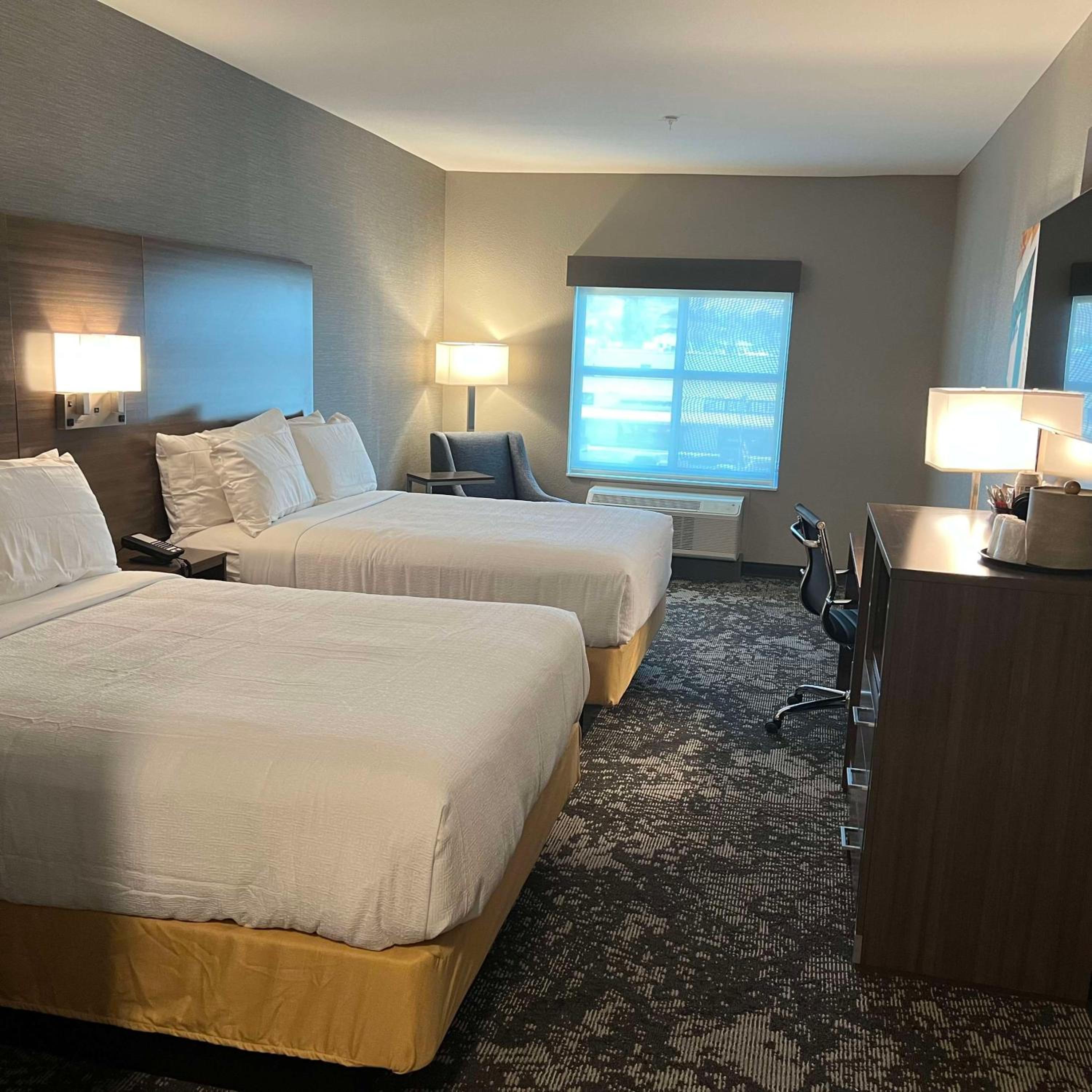 Queen Room with Two Queen Beds - Non-Smoking - Photo 2