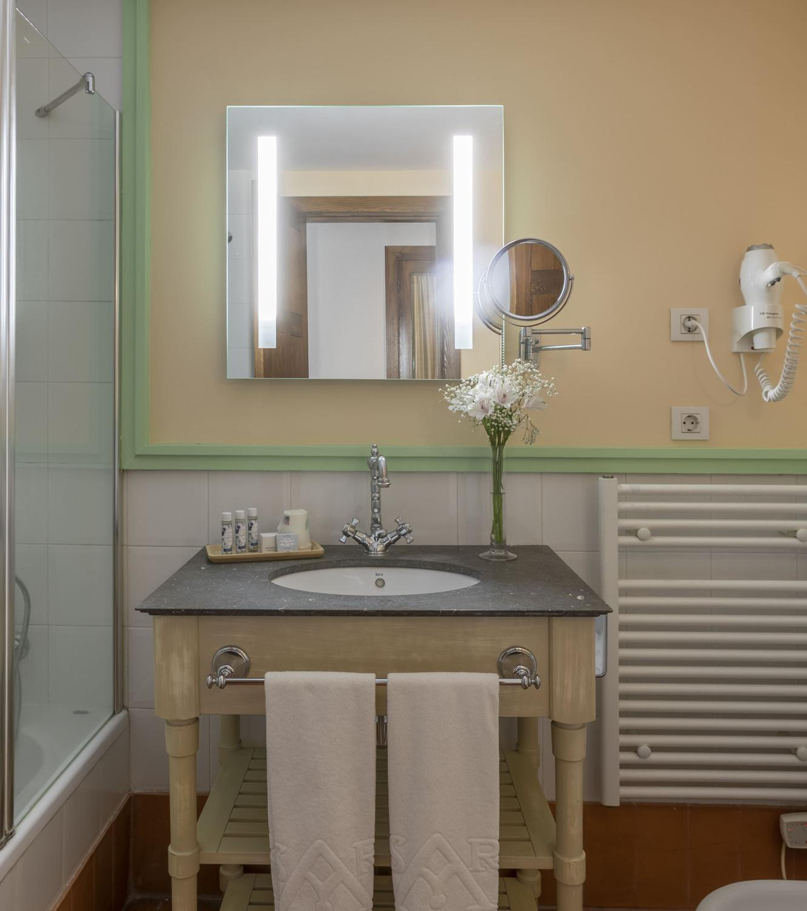 Classic Twin Room - Photo 4