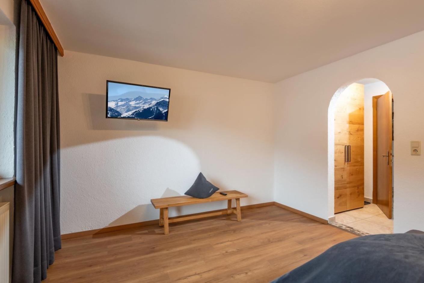Four-Bedroom Apartment with Balcony and Sauna  photo 3