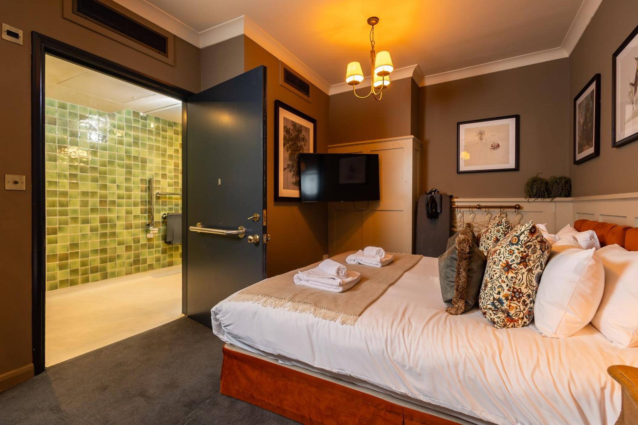 Accessible King Room photo 2