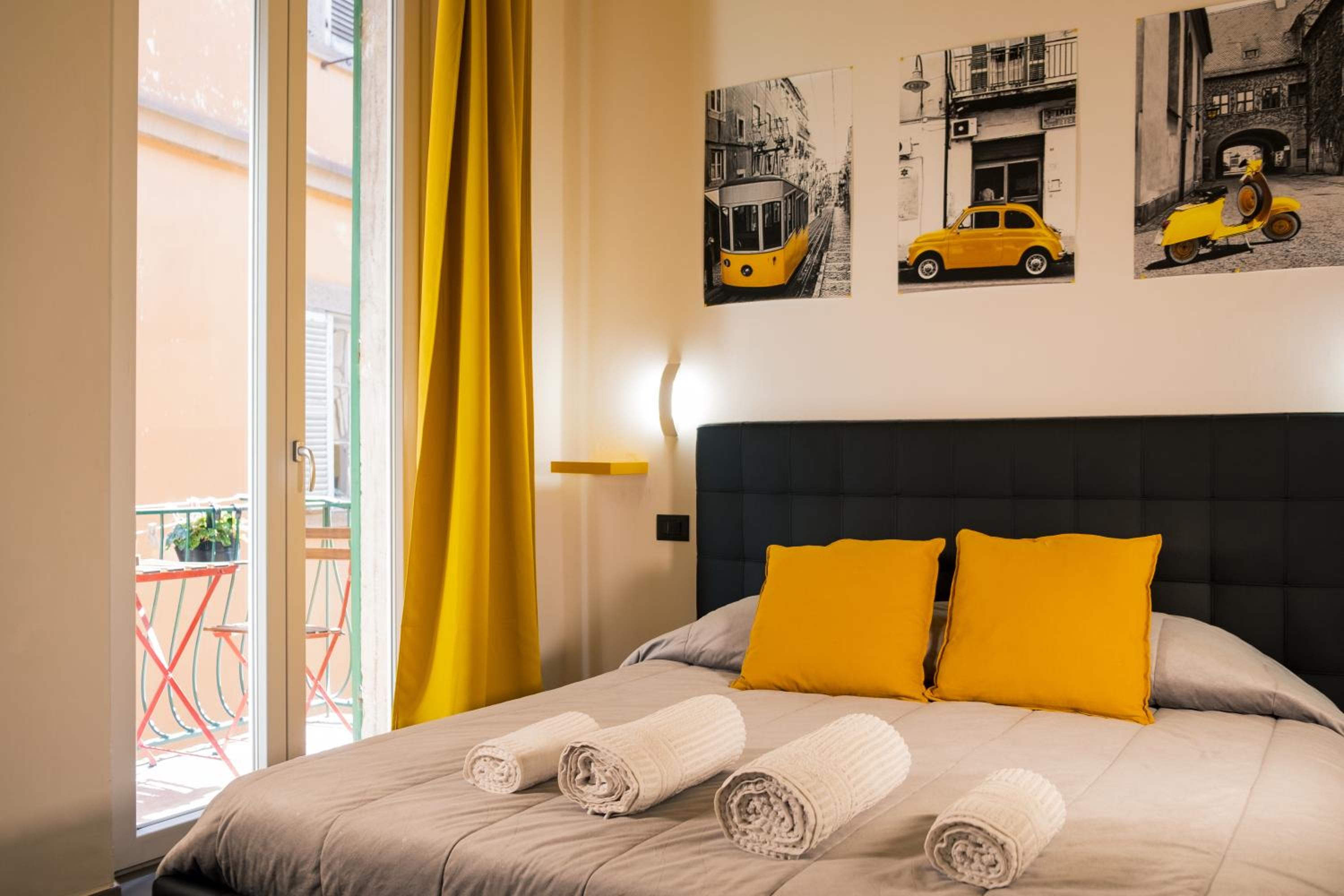 King Room with Balcony - Photo 3