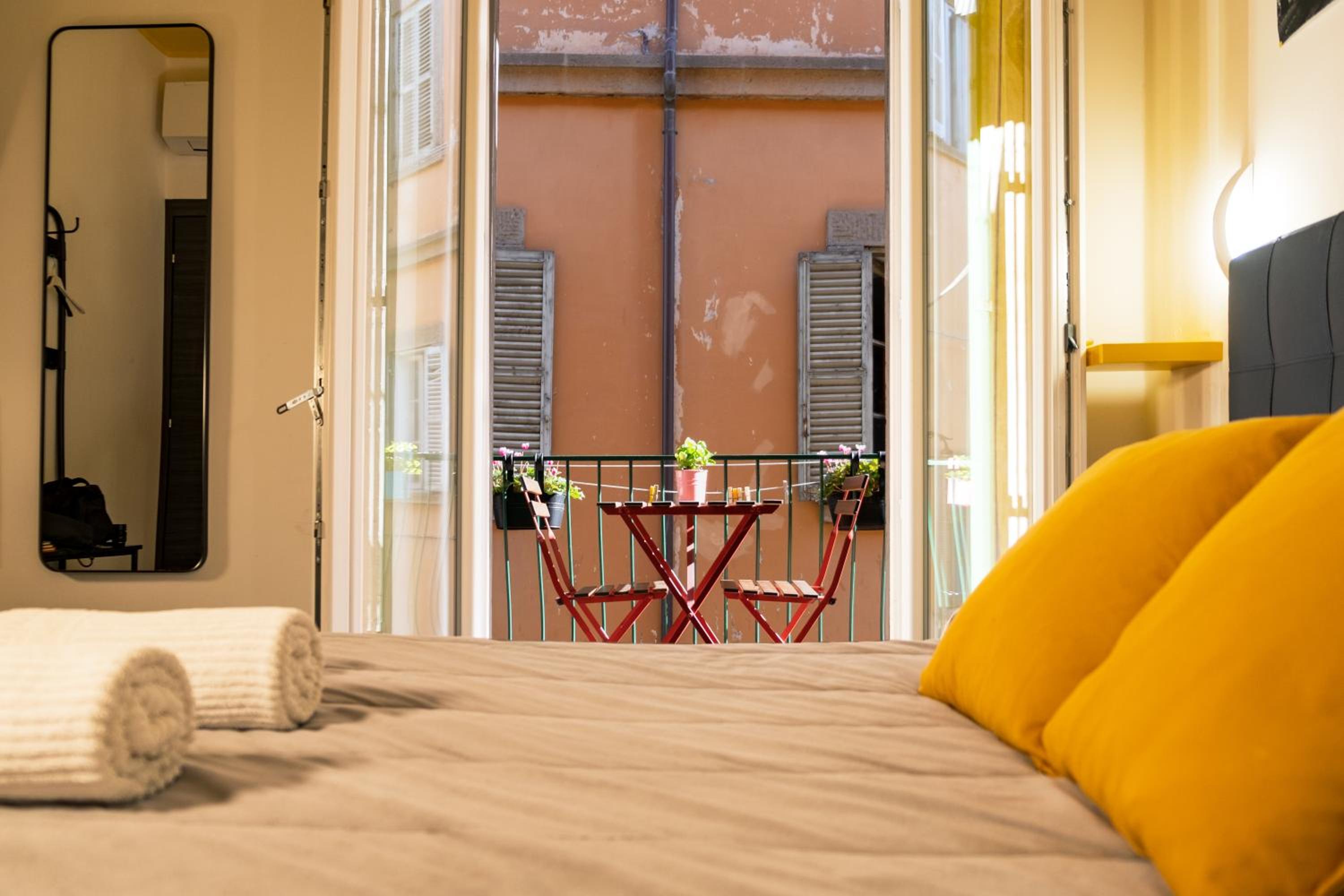 King Room with Balcony - Photo 14