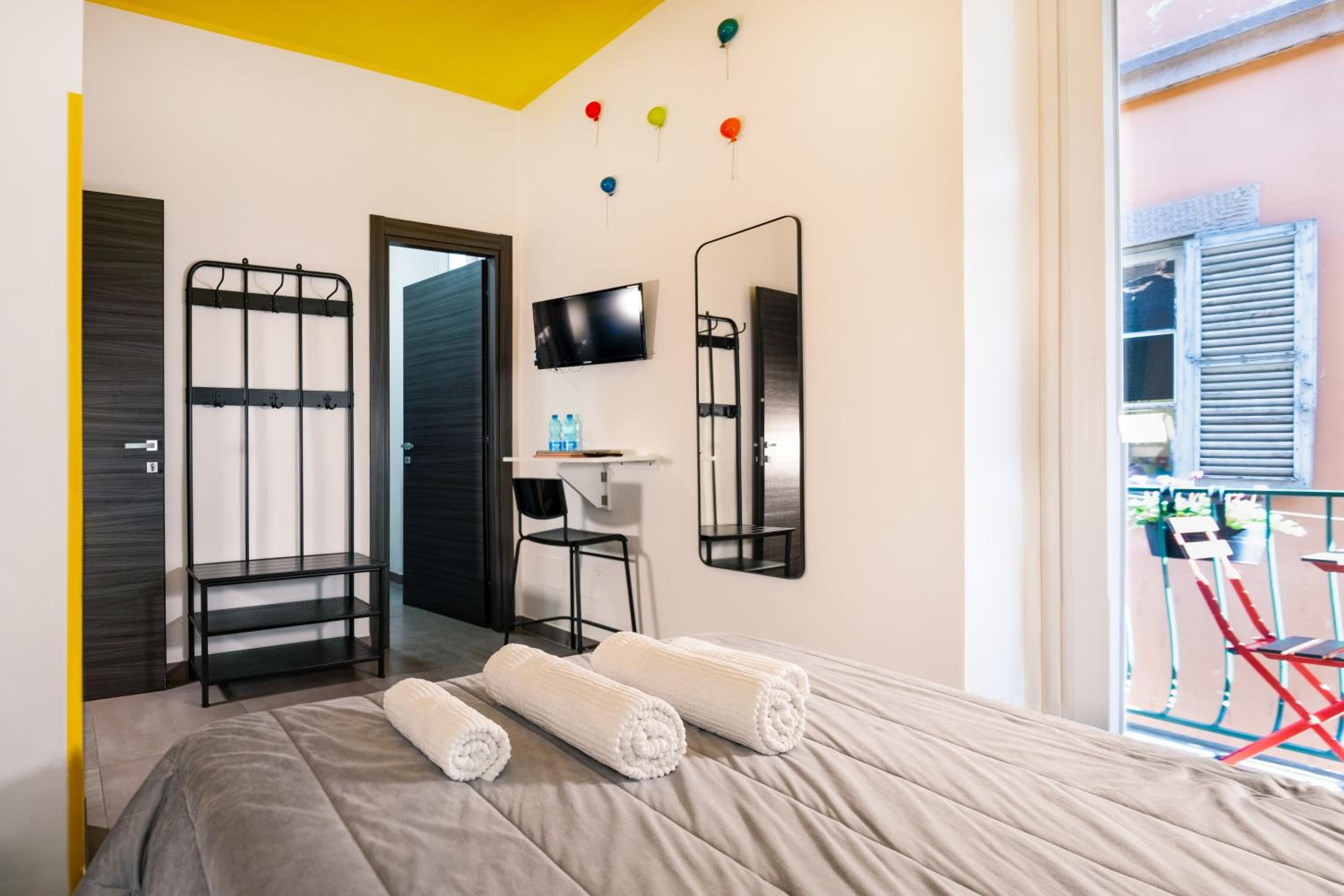 King Room with Balcony - Photo 13