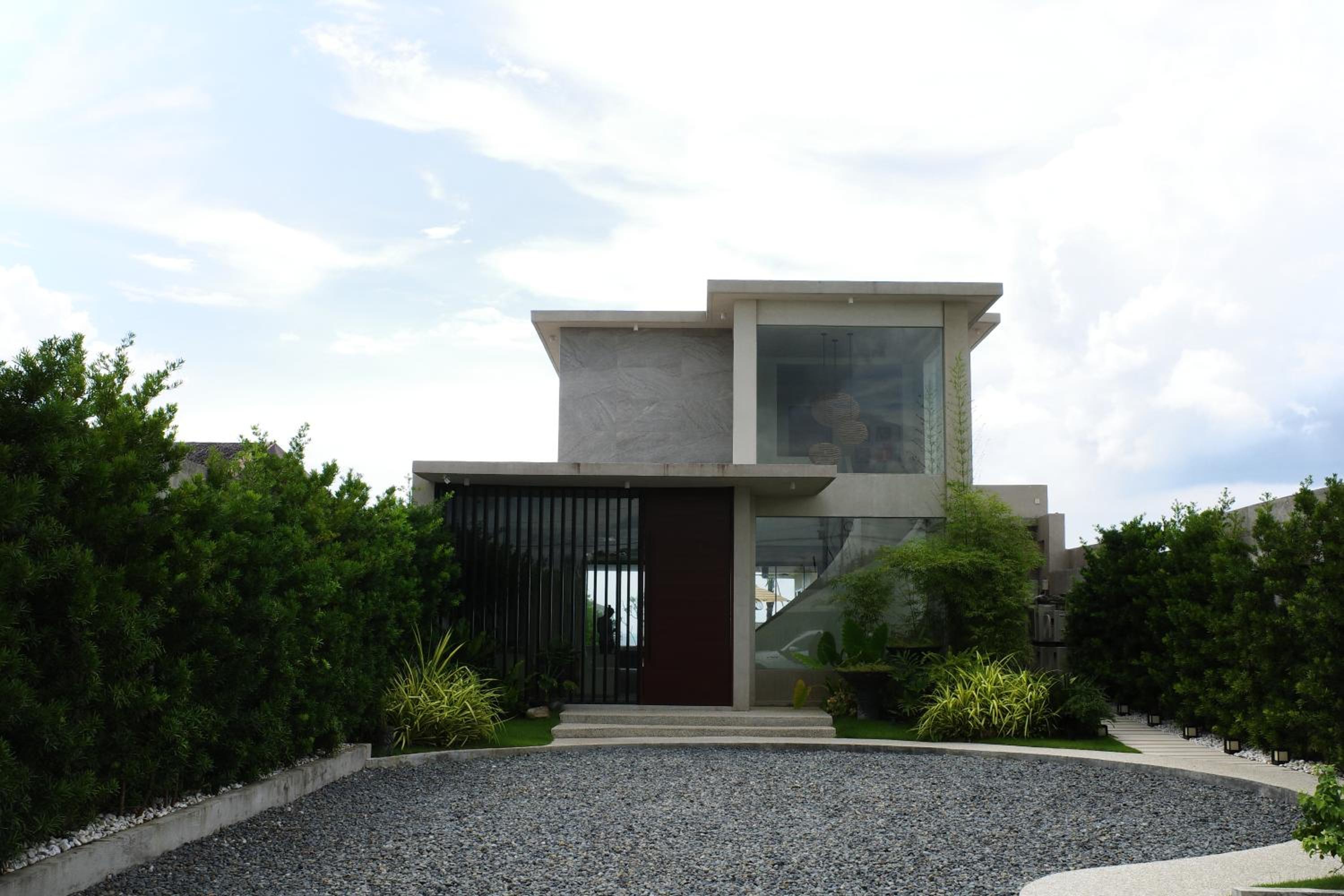 Five-Bedroom House photo 2