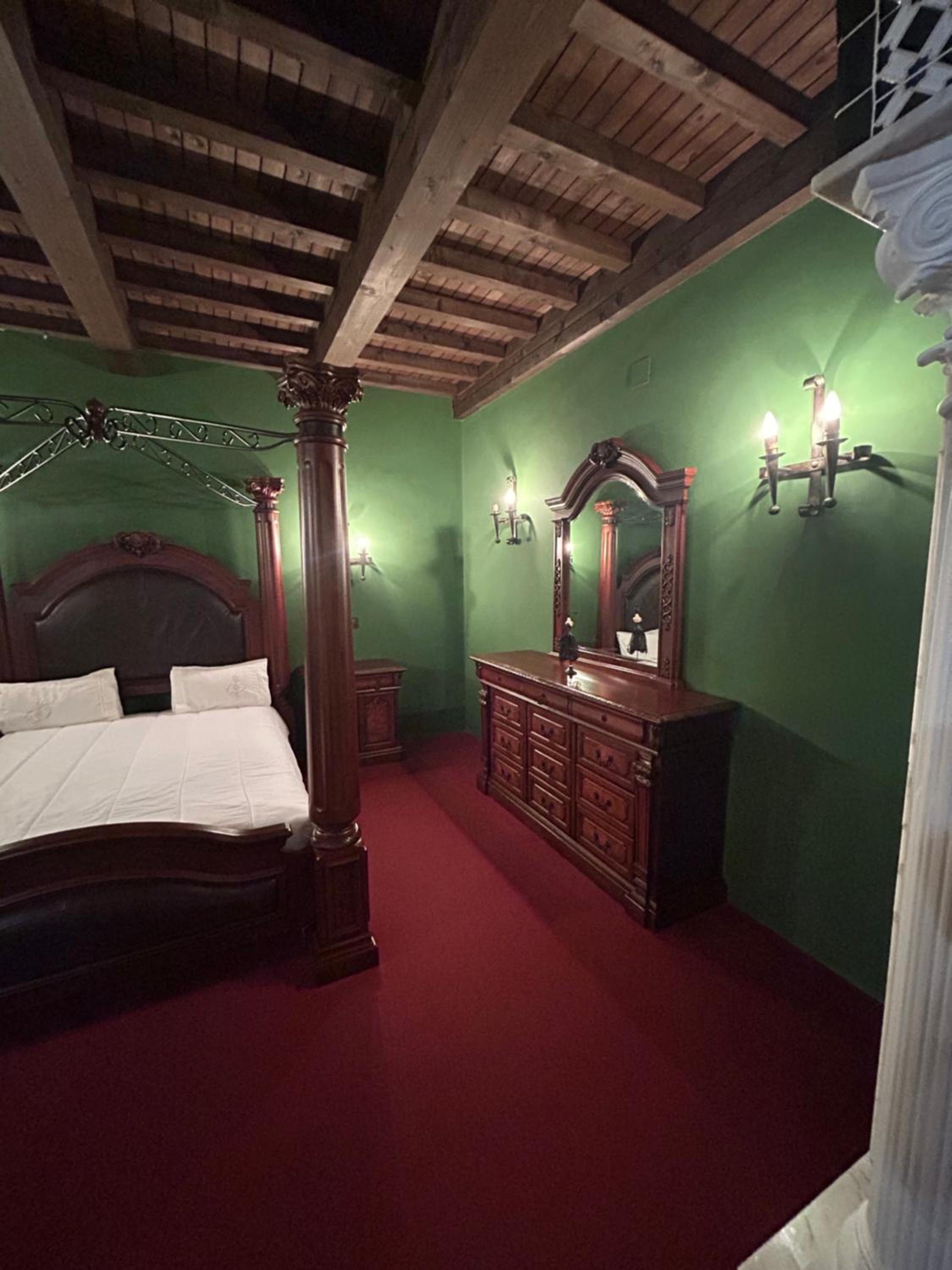Queen Suite with Spa Bath photo 2