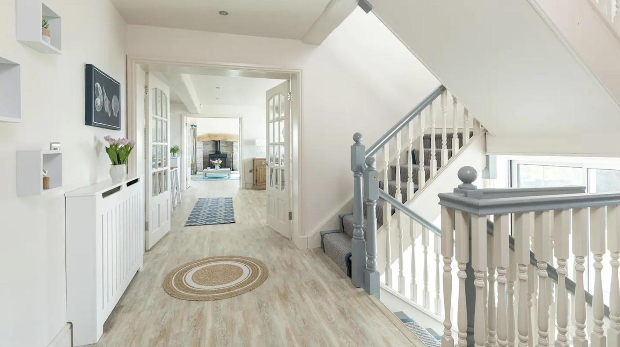 Eight-Bedroom House photo 1