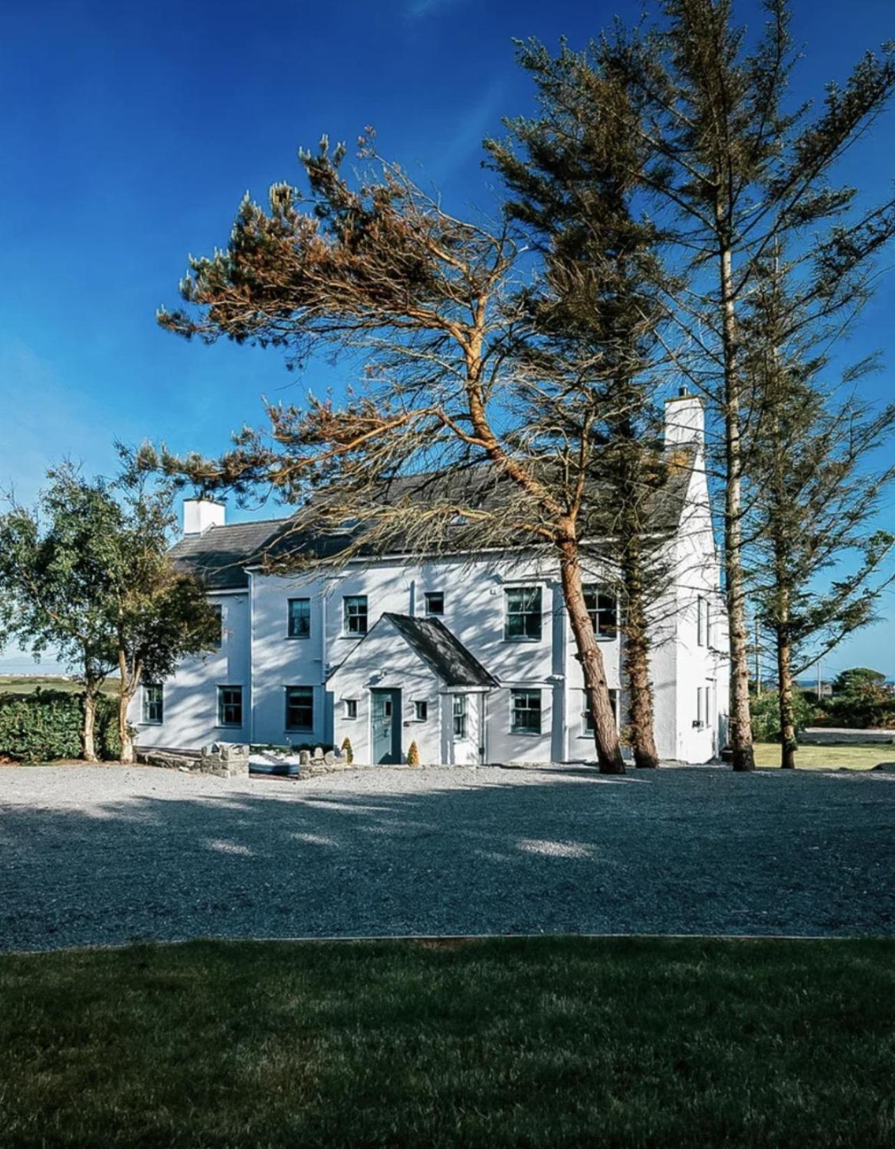 Eight-Bedroom House photo 2