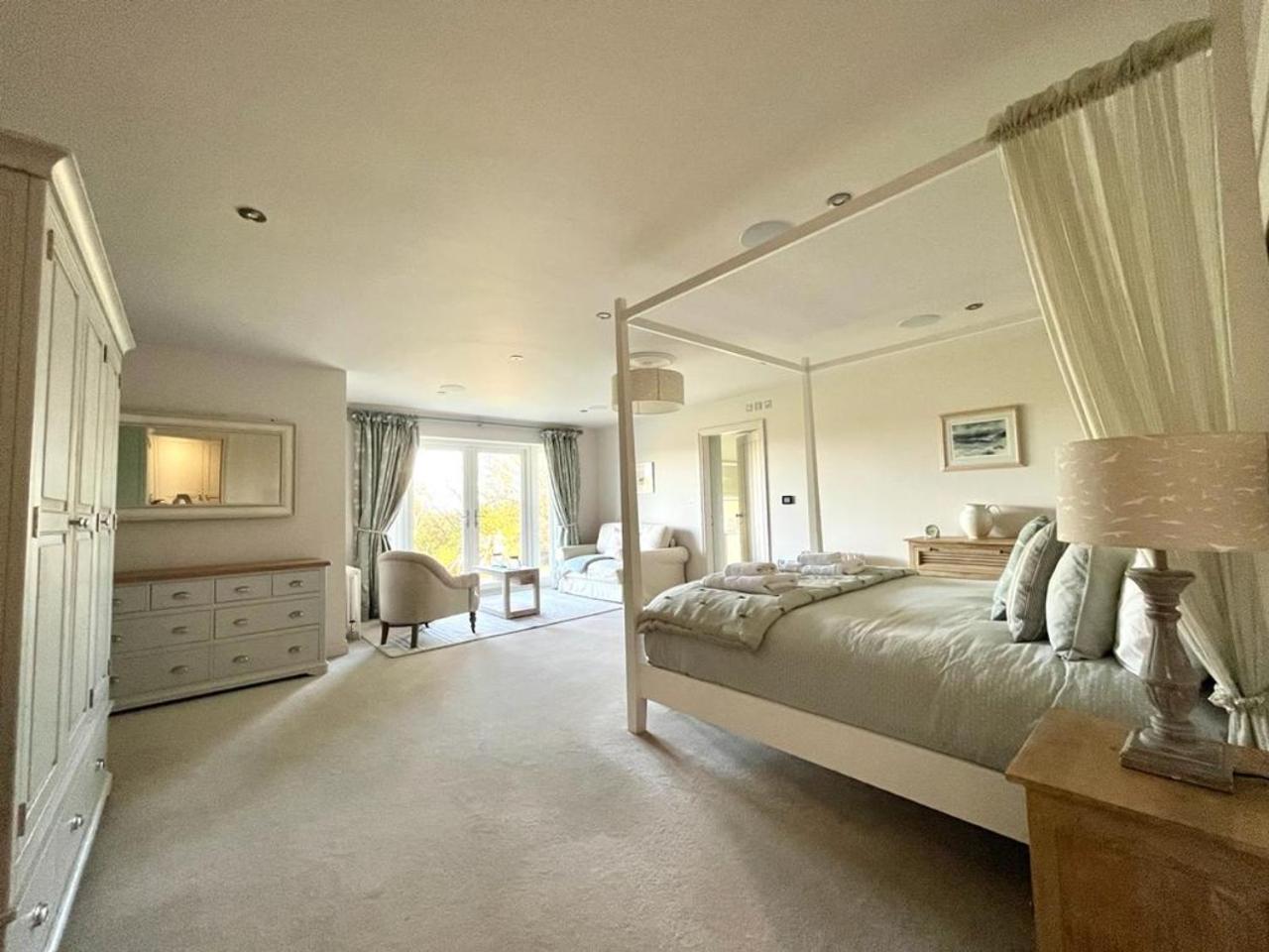 Six-Bedroom House photo 3