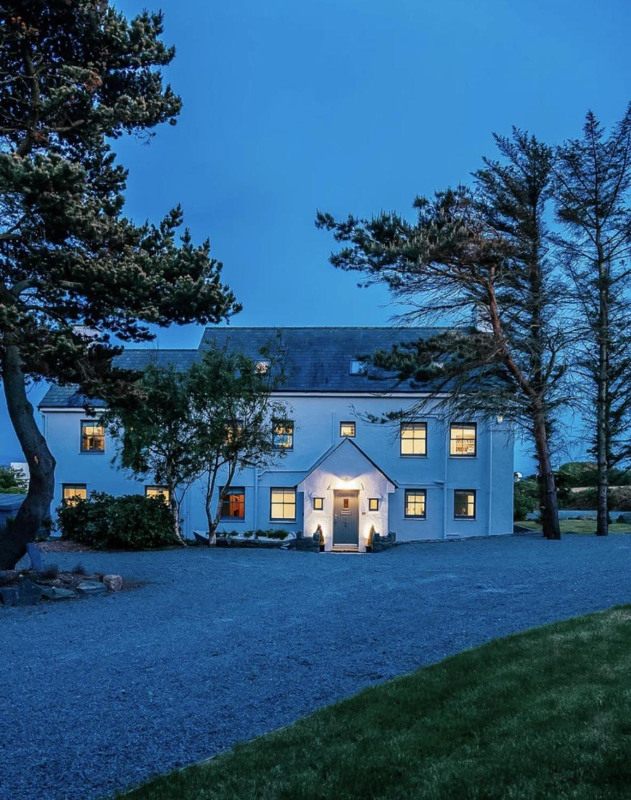 Eight-Bedroom House photo 3