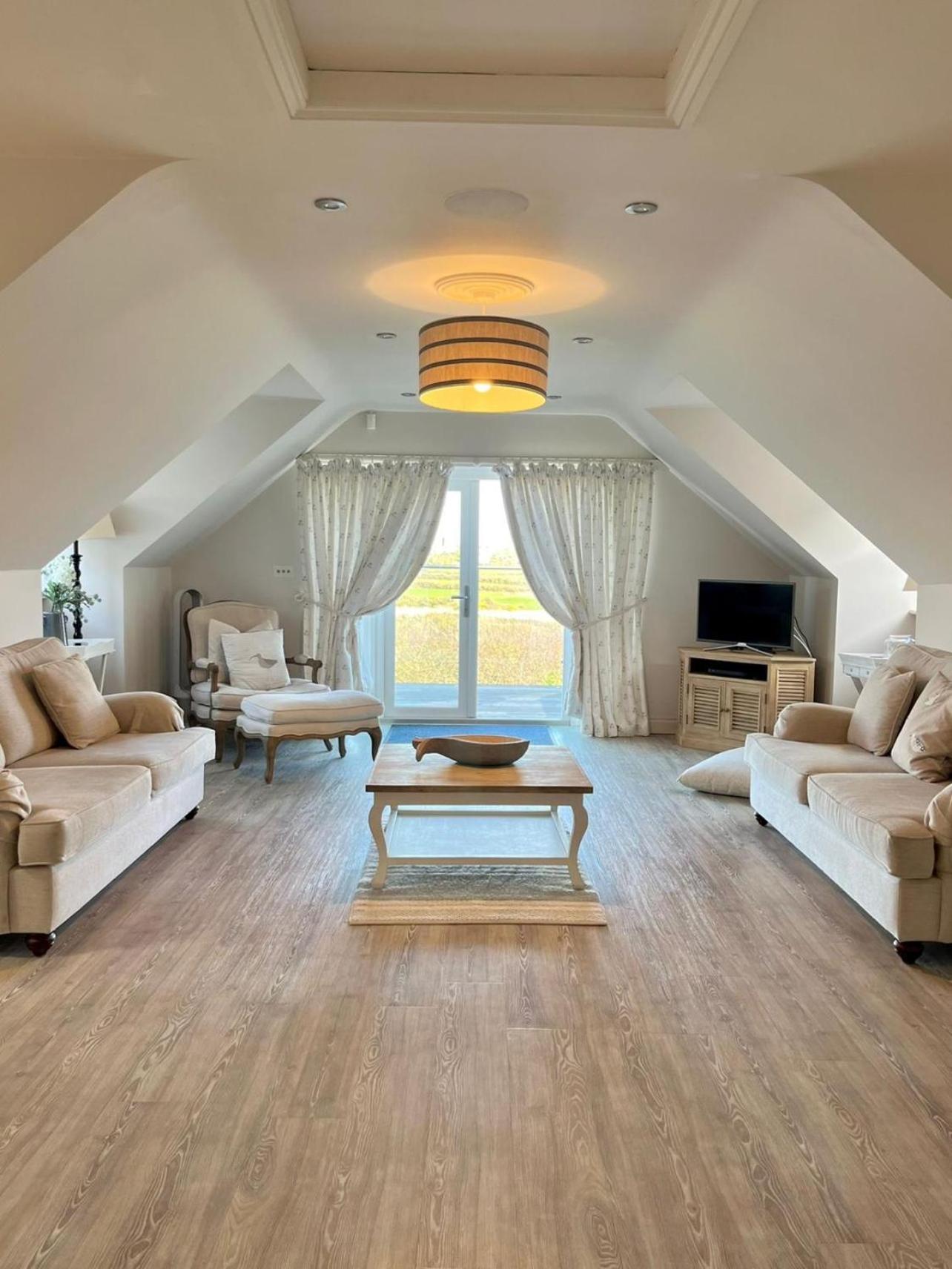 Six-Bedroom House photo 1