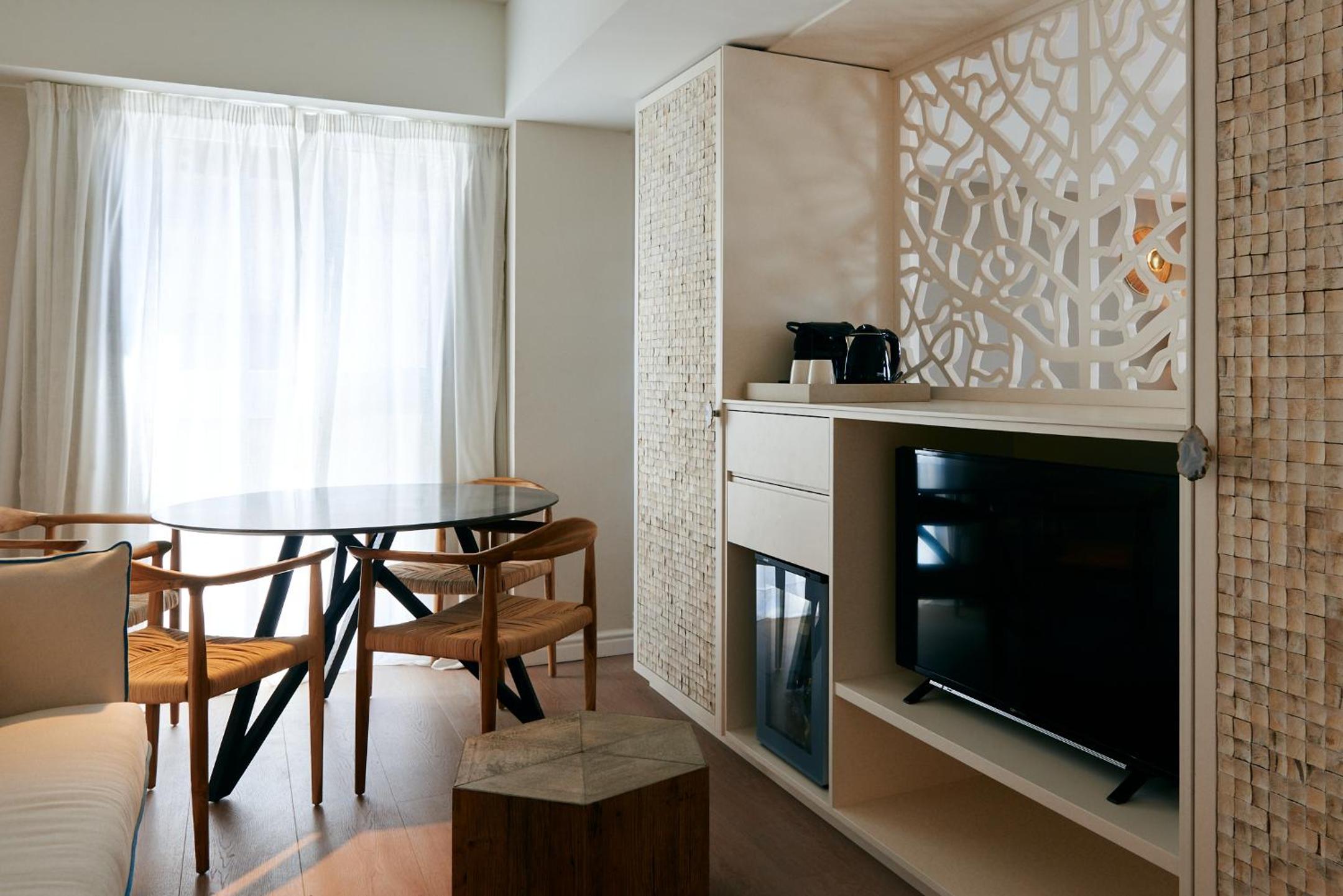 Suite - Photo 3