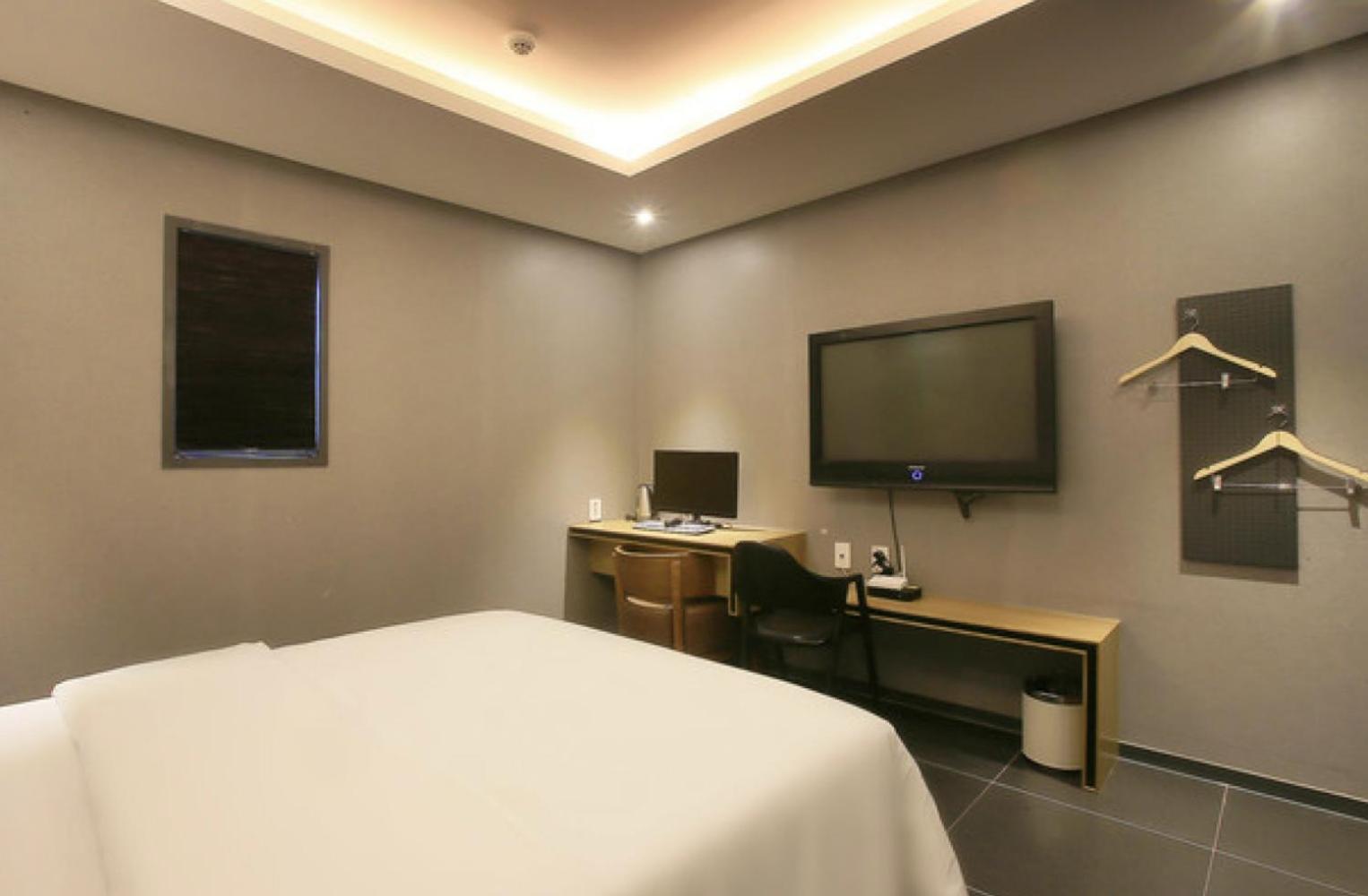 Randomly Assigned Room photo 2