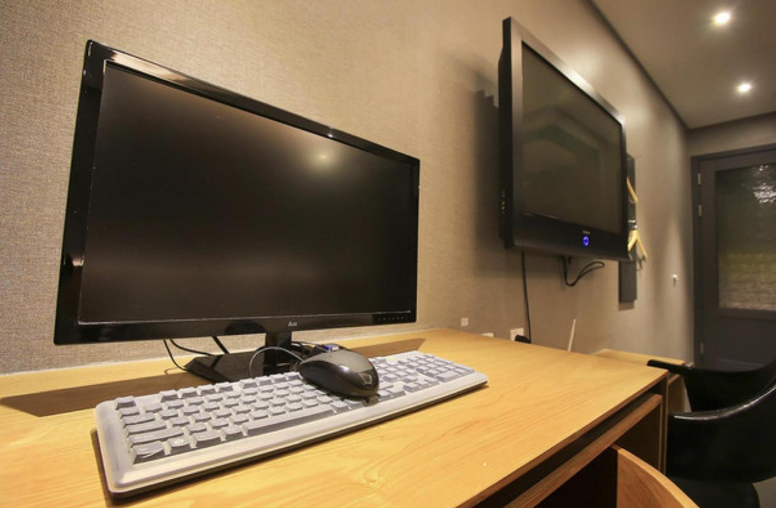 Randomly Assigned Room photo 3